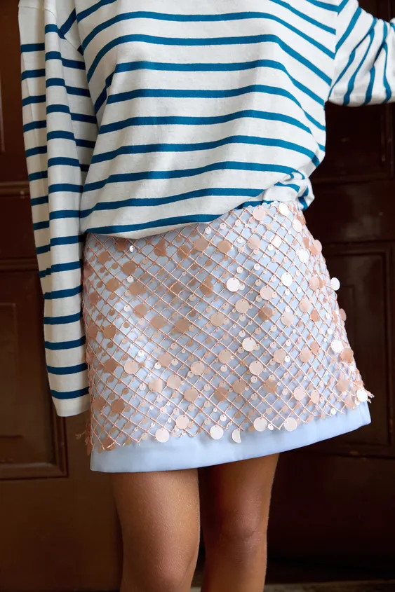 Short skirt in satin fabric with sequins. Side zip fastening hidden in the seam. | Zara US