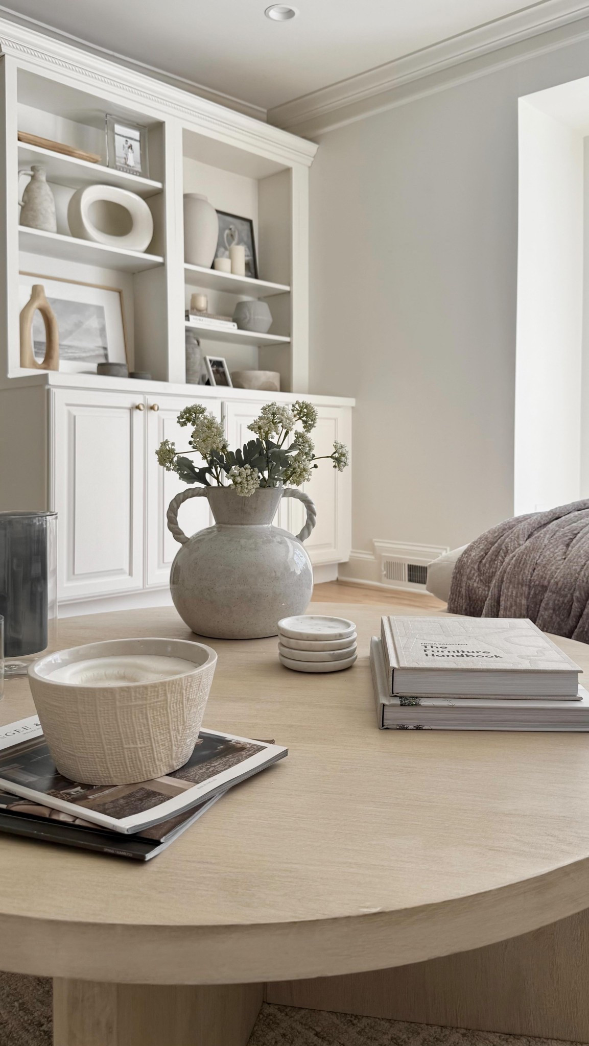 Styling faux flowers can be tricky, but with the right techniques, they can look just like the real thing! Here are my go-to tips for creating effortless, natural-looking arrangements 🤍

Everything linked in my bio! 

 #interiorstyling #fauxflorals #homedecorlovers #styledbyme #timelessinteriors #homedecorinspo #styledspaces #neutraldecor #homestylingtips #interiorlovers #floraldesign #mcgeeandco #homeinspo