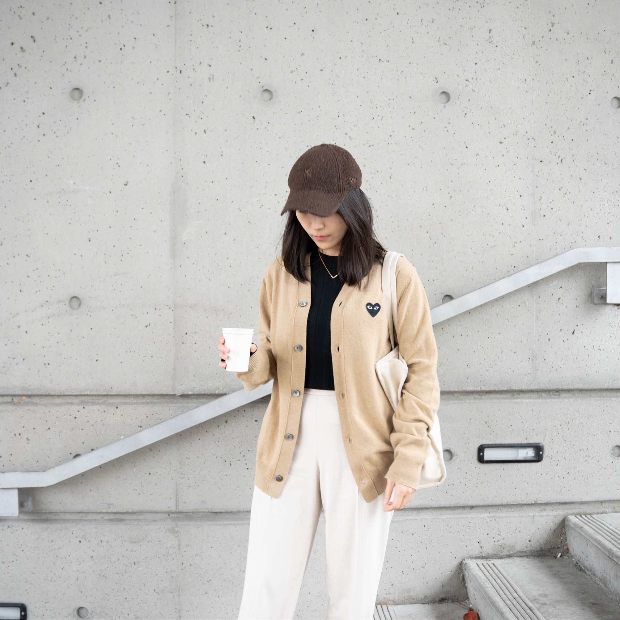 大量Comme Des Garcons Play 罩衫對折bug價 (寄台灣價格含稅)
圓領是女款,  V領是男款
女生要買男款的話選小尺碼就行啦
參考我穿男款的樣子
我偷老K衣服來穿, M號寬鬆袖子很長
單獨買給我自己穿的話我會選S


#LTKsalealert #LTKAsia