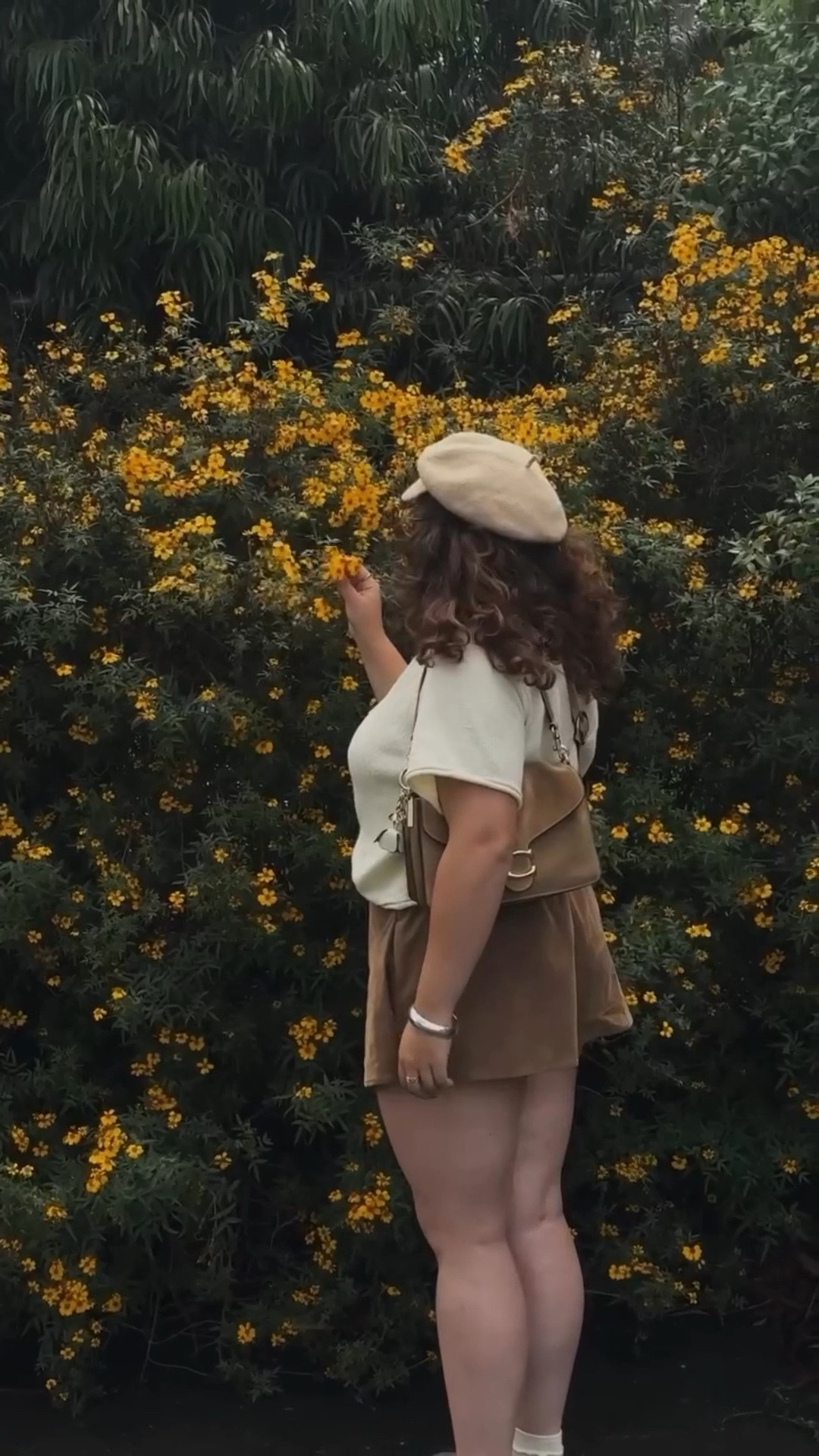 Something about a stroll and building worlds in my imagination that revives me 

#analog #photographer #sfphotographer #contentcreator #fashionstyling #ootd #coach #circusny #freepeople