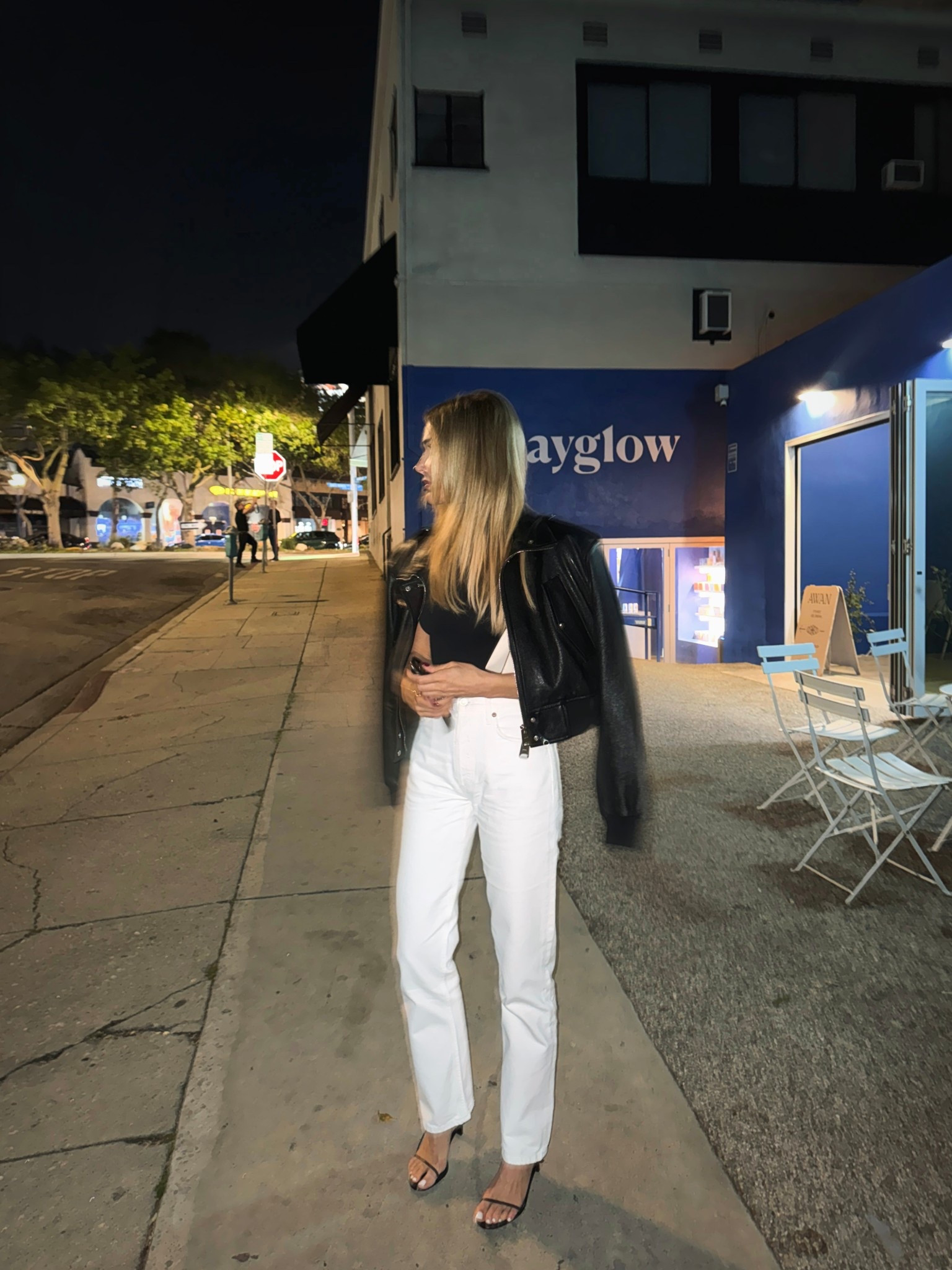 The best jeans ever. I have 6 pairs including denim colors, I wear a 24/25 and I’m 5’5. They work with heels or flats 