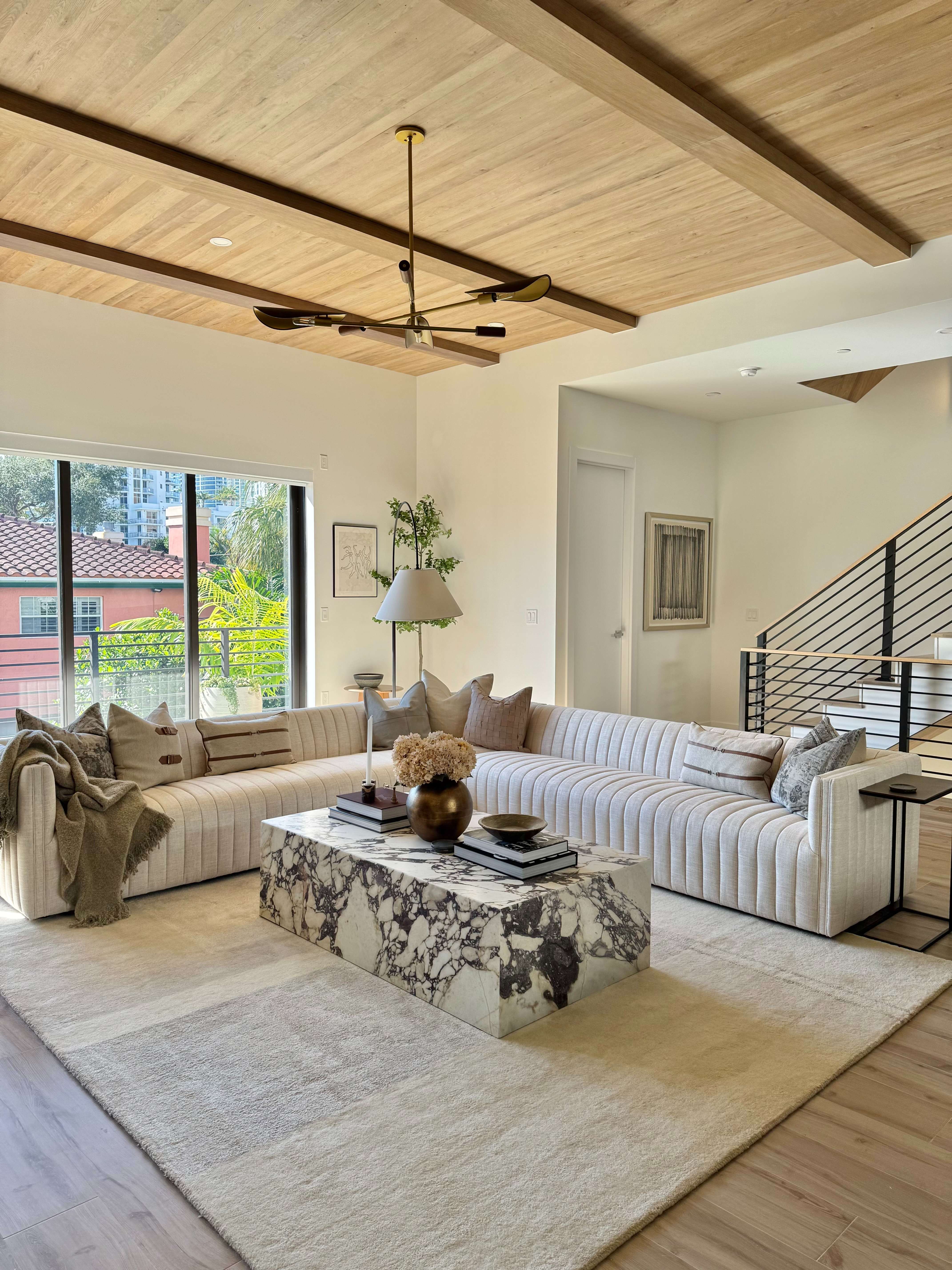  

Living room design is so much more than cozy furniture & decor. It’s about how the pieces and textures speak to each other. Xoxo 