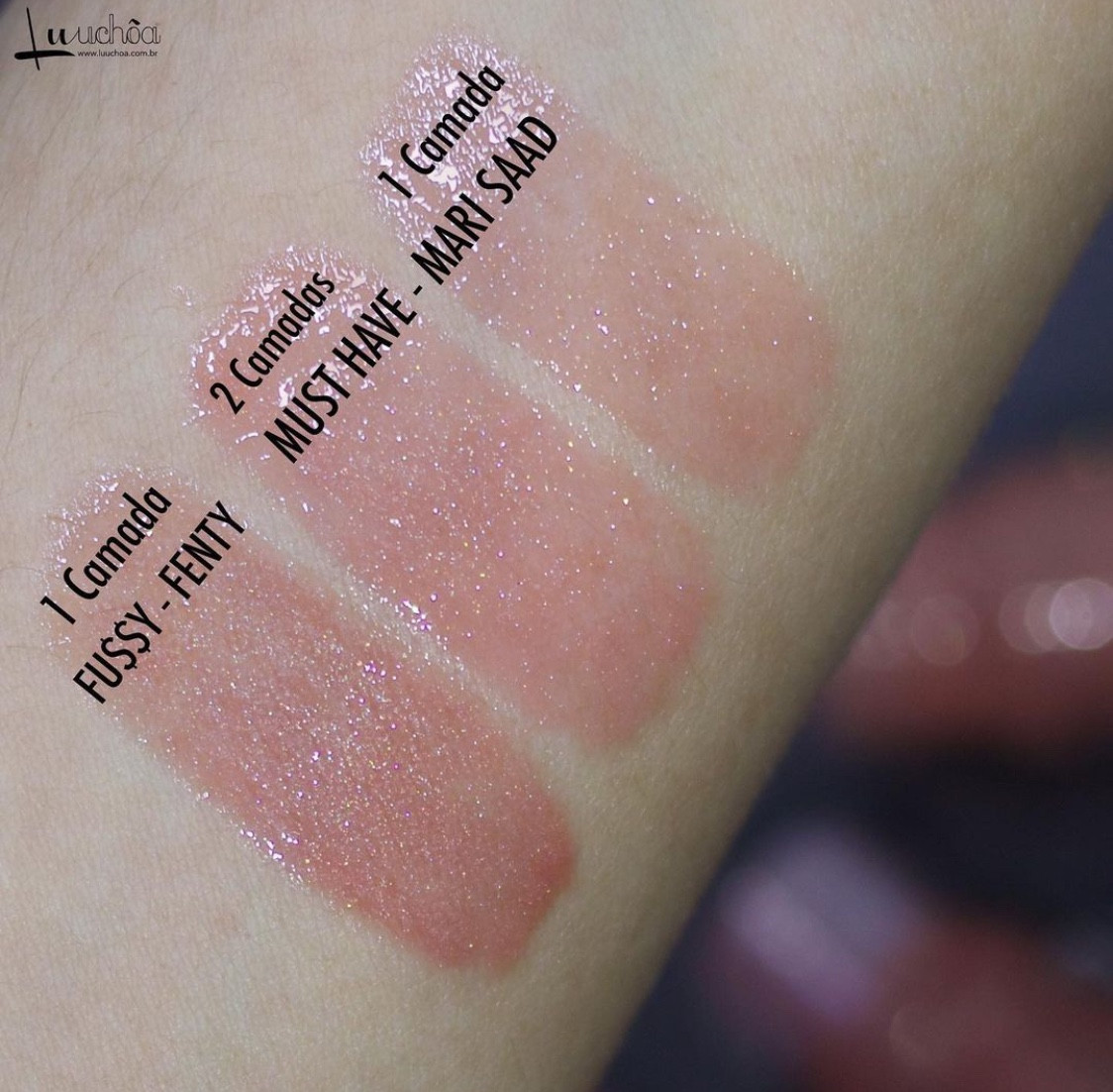 UM DUPE MARAVILHOSO passando por aqui!!
Estava eeeeeeu toda feliz aqui abrindo minhas comprinhas e quando olhei esse Gloss de dona Riri, na hora lembrei daquele de Mari Saad que amo (o que fiquei bem feliz pq já sei que vou usar MUITO esse da Fenty!! 😍)!! Lóógico que já corri pra comparar pra vocês!! Haha 😍🥰.
‼️Num é que são parecidos mesmo!!.
▪️Semelhanças: a cor do fundo rosado (muito iguaaaaaal), o tipo e a cor dos brilhos, eles não são grudentos, são bem confortáveis na boca (dando aquela sensação de boca hidratada) e o cheirinho dos dois são beeeem delicinhaaaa!! 😍.
▪️Diferenças: O da @fentybeauty tem o fundo de cor mais forte (só uma camada já ficou bem rosadinho), o da @linhamarianasaad é mais transparente (mas com 2 camadas consegui trazer o fundo mais fortinho), mesmo os dois tendo bastante brilho, o da @fentybeauty consegue ter mais griiiiitxi ainda haha e a última diferença é o preço que o da Fenty é mais caro e o de Mari mais barato. 

#LTKbrasil #LTKbeauty