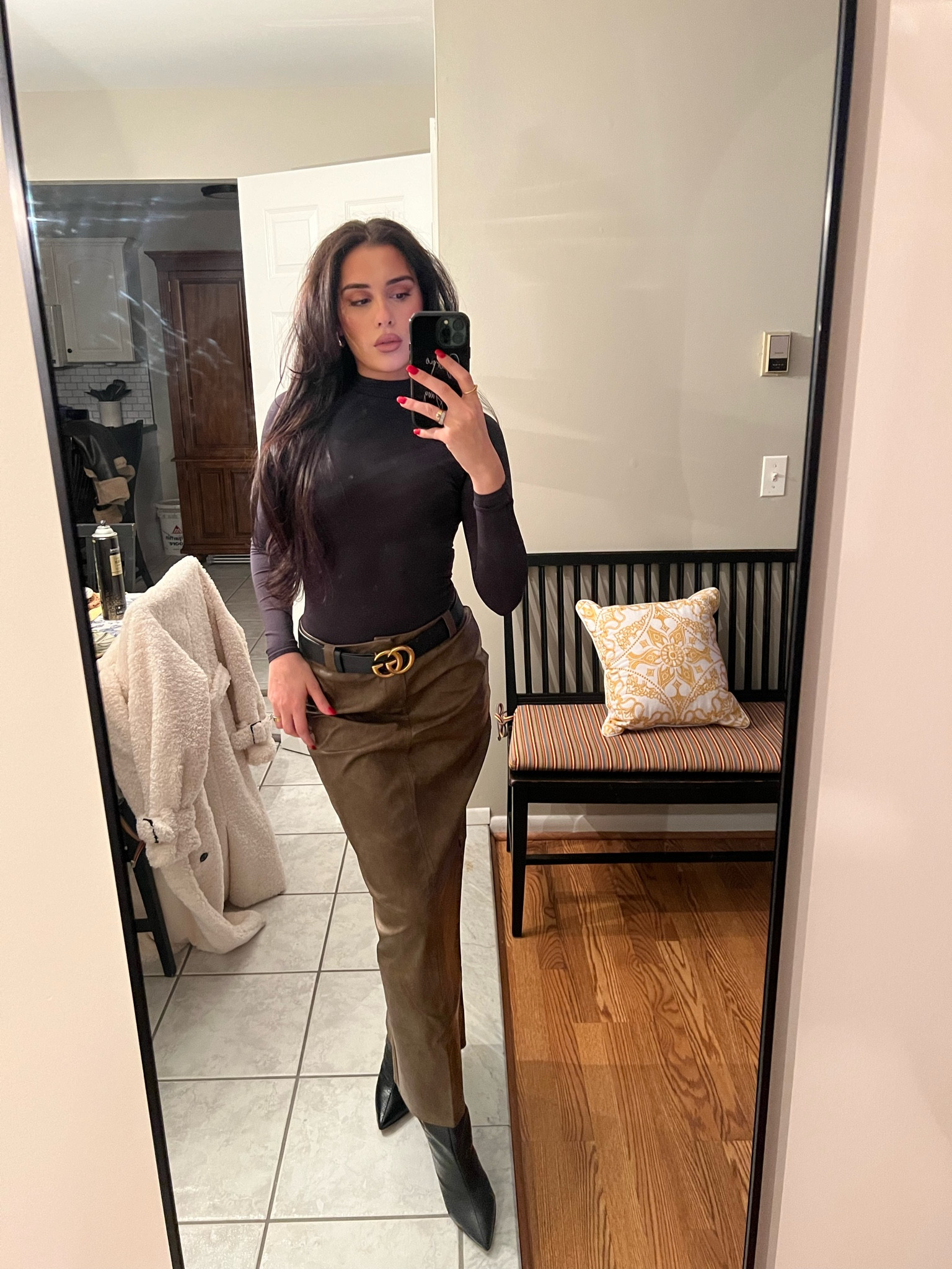 size S/M bodysuit, size US 4 in skirt if you want a low waisted fit 