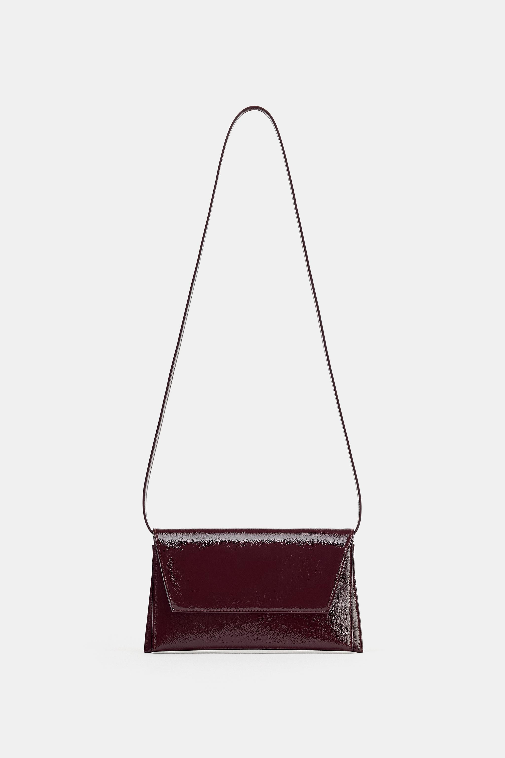 Model height: 178 cmEnvelope-style shoulder bag. Patent-effect exterior. Chain shoulder strap. Do... | Zara UK