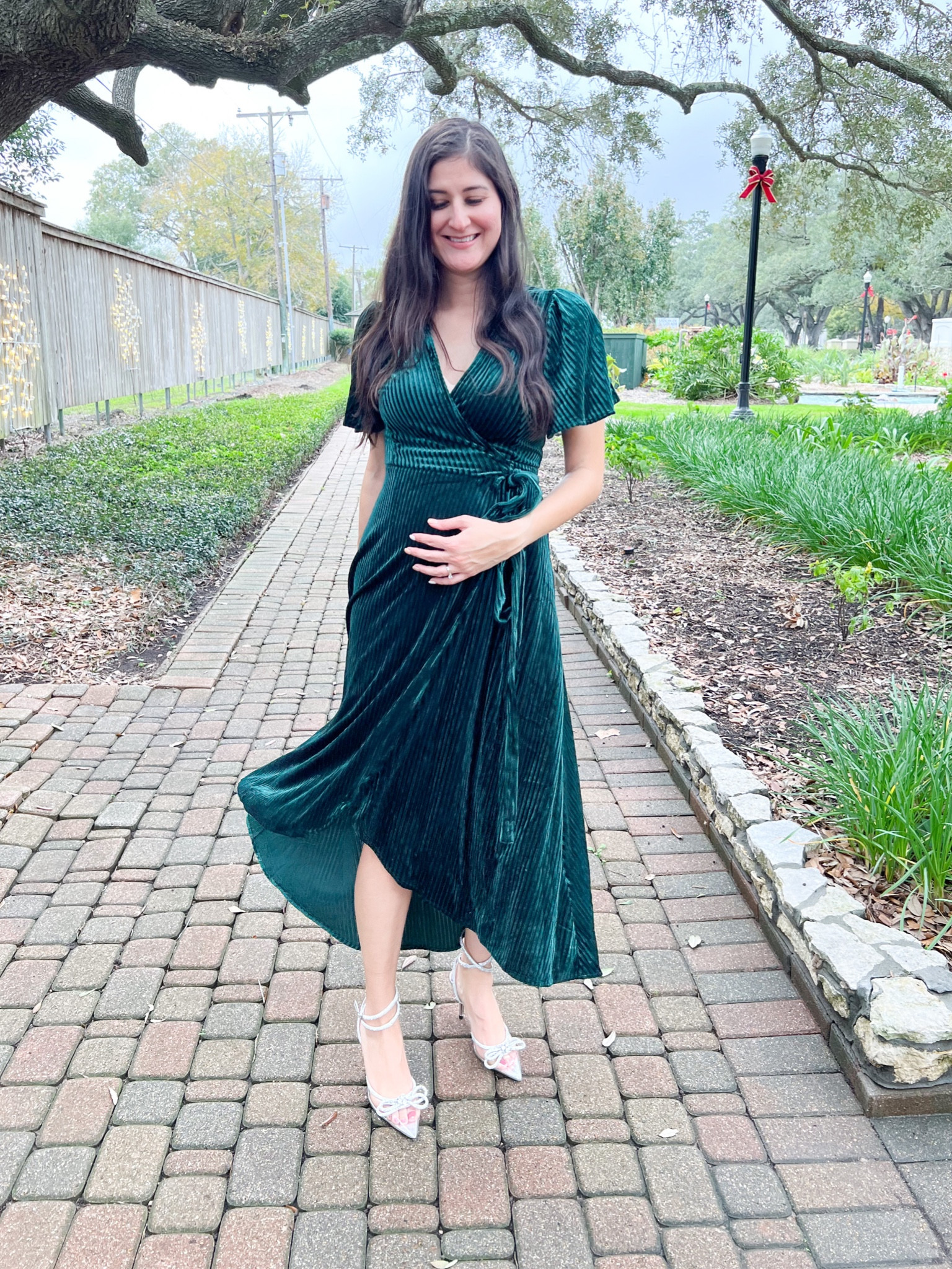 Holiday dress that’s also bump friendly. 


Holiday party. Velvet dress. Maxi dress. Wrap dress. Green dress. Amazon dress. 

#LTKHoliday #LTKSeasonal