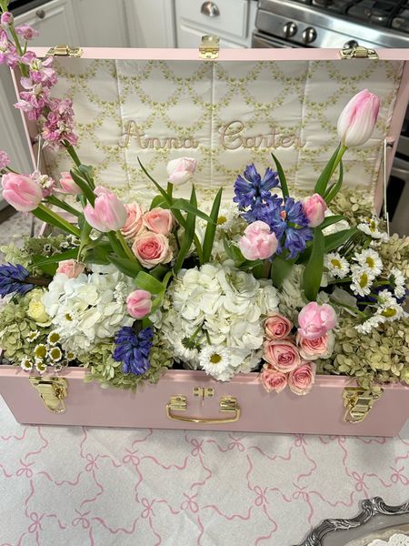 A Petite Keep trunk is such a special gift that can be used as a centerpiece for a baby shower, bridal shower, or first birthday party in addition to being used to store keepsakes! 