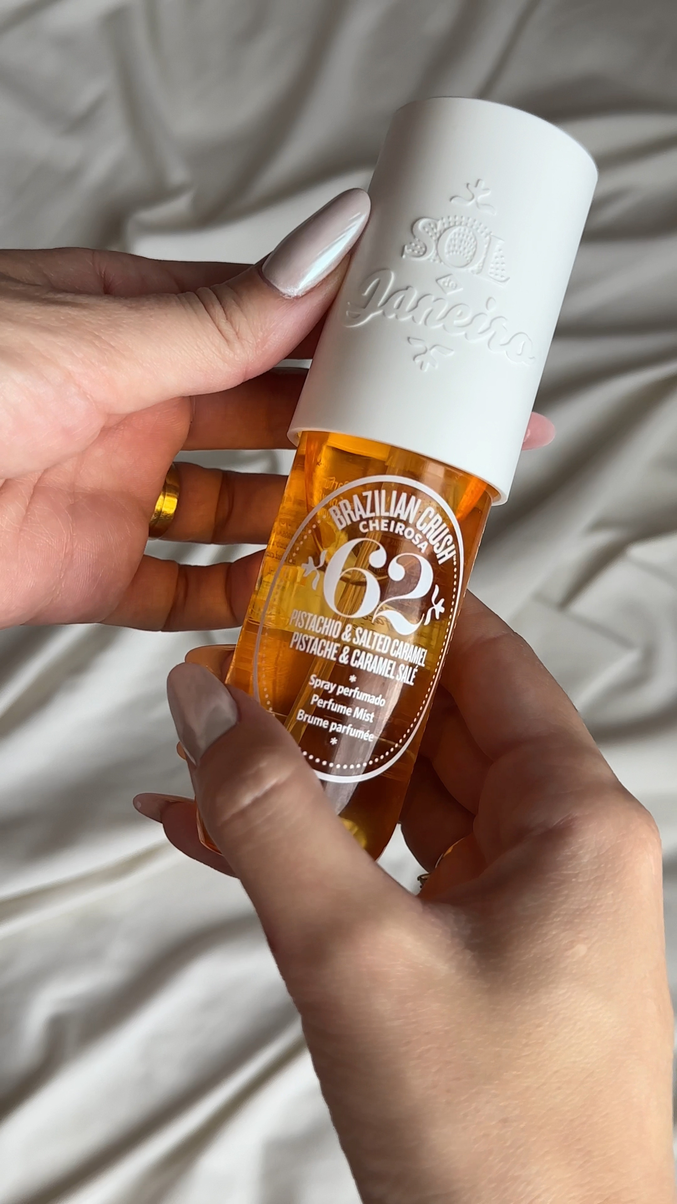 🌞✨ Gente o Body Splash  'Brazilian Crush Cheirosa ‘62" da SOL DE JANEIRO  se tornou meu queridinho do momento , ele é uma explosão de energia e frescor ☀️✨

Uma fragrância que vai te transportar para as praias ensolaradas do Rio de Janeiro. 🏖️🌴  

Com  notas de saída: pistache, amêndoa, notas de corpo: flor de heliotrópio, pétalas de jasmim e notas de fundo: baunilha, caramelo salgado, sândalo.

Perfeito para refrescar e energizar os seus dias. 💦✨  Uma verdadeira sensação de pós banho o dia todo! 

Adquira clicando na imagem do produto abaixo.⬇️ 

#LTKbeauty #LTKbrasil