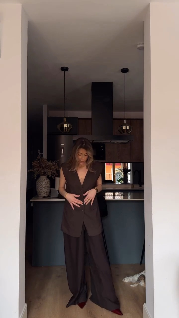 *ad (gifted) @dissh Haul🫶🏼

Gestern sind zwei Pakete angekommen – also habe ich direkt zwei Shopping Hauls für euch aufgenommen! Heute gibt’s Teil 2. Wie gefallen euch die Teile?🥰

#dissh #fashionugc #brownoutfit #coordset #frühlingsoutfit