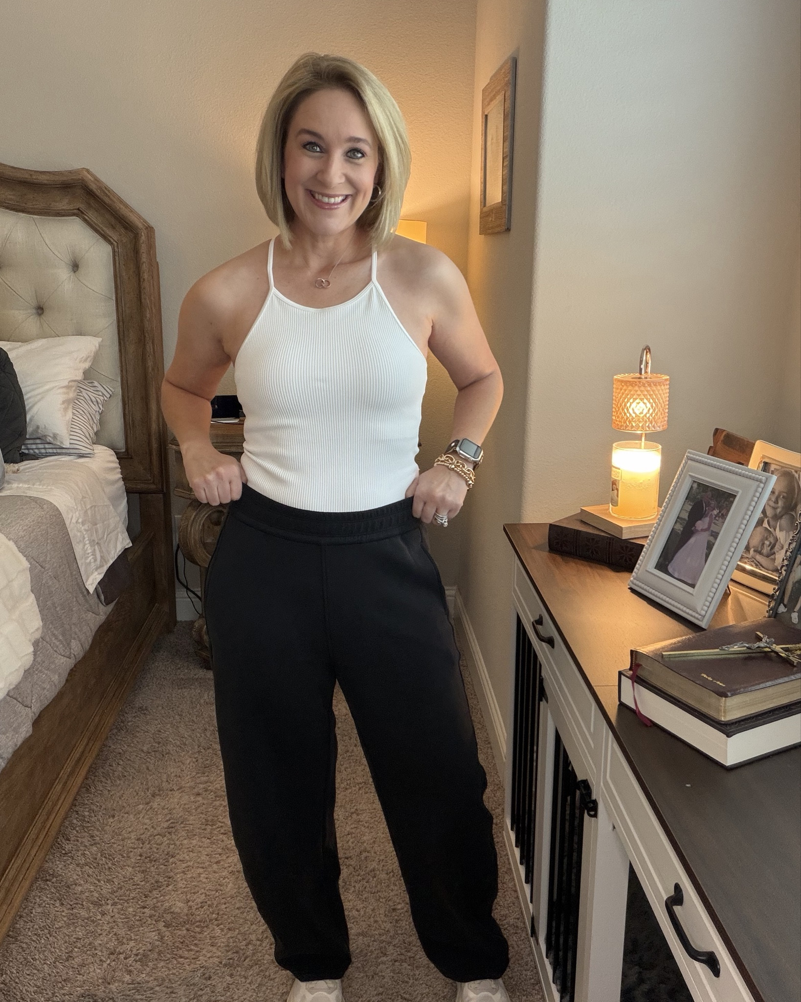 Fleece lined barrel leg sweatpants..yes, please! 

Everything I want in a sweat-pant

✅slightest barrel design,
✅ warm and fuzzy on the inside  
✅perfect length (I am 5ft 6)
✅comfortable fit

#LTKActive #LTKmomlife #LTKOver40