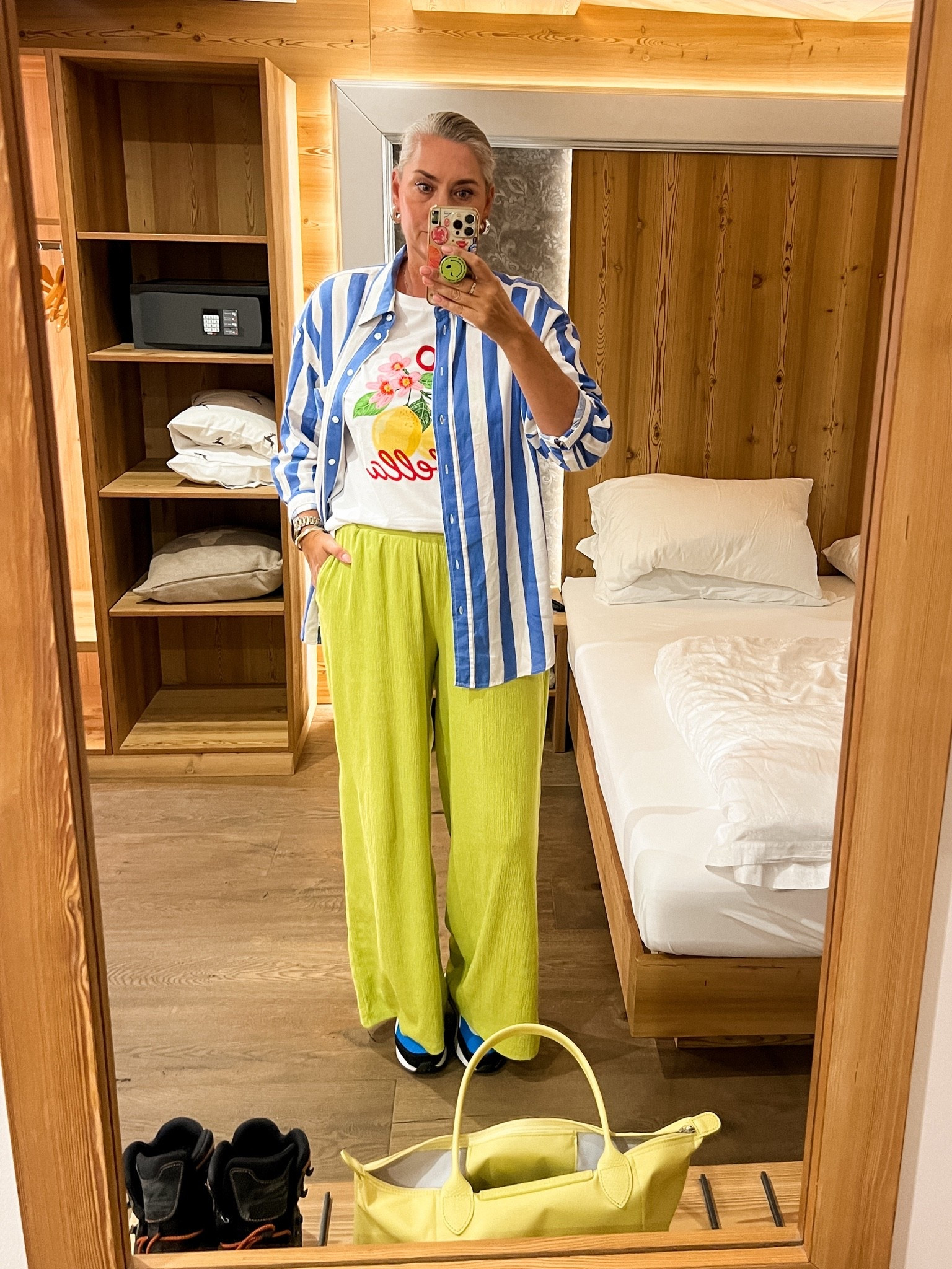 OOTD - Zaterdag. Midden in de nacht opgestaan om de afsluiting van de Ferner pas voor te zijn. In de auto kies ik voor comfort: een chartreuse groene wijde broek (oud, Raizzed), daarop een t-shirt met print (XL) uit de collectie van Pauline x Kruidvat en een blauw/wit gestreepte linnen overhemd (L). Felgekleurde Puma sneakers om goed te kunnen rijden.

#LTKeurope #LTKsummer #LTKtravel