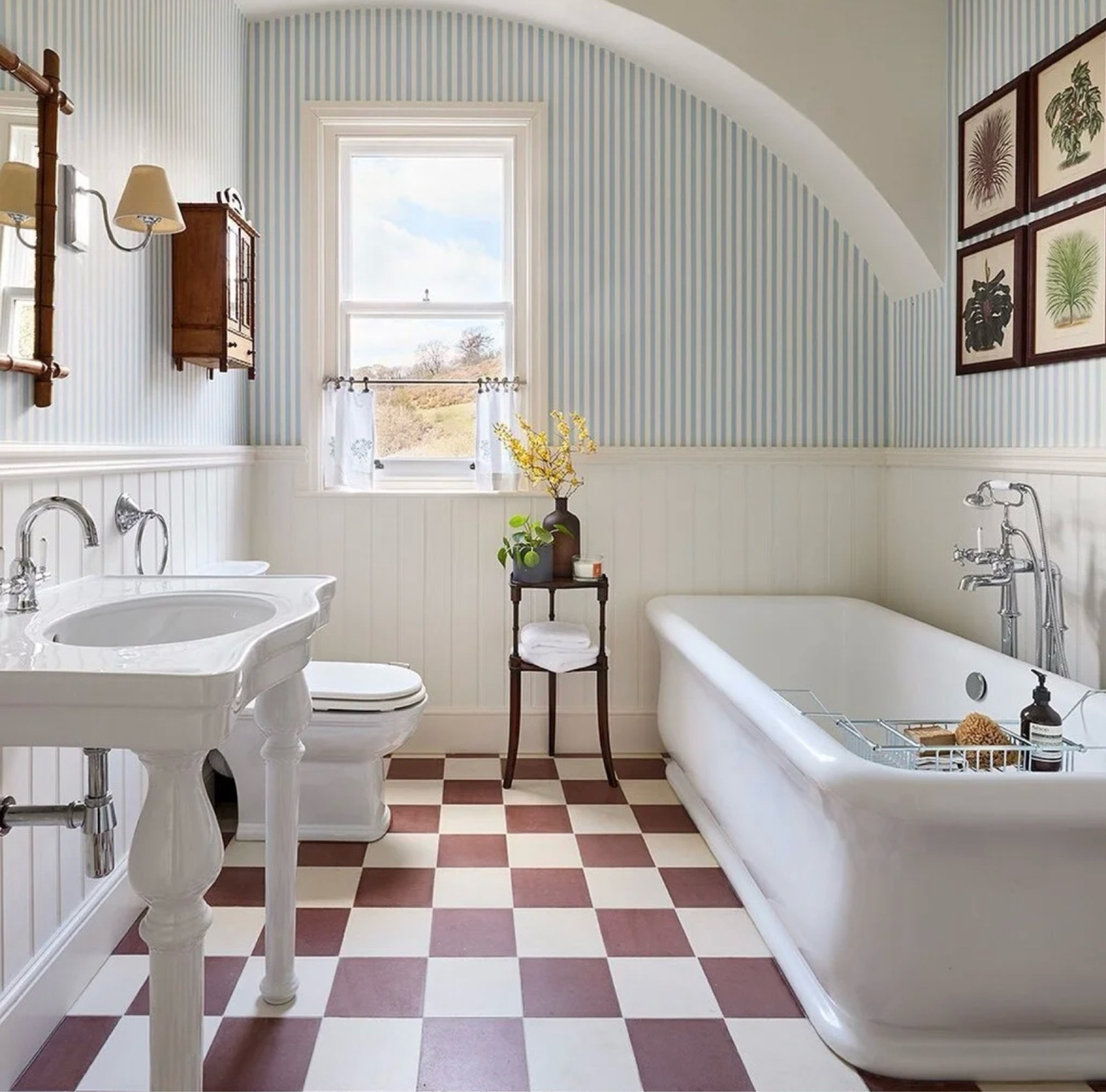 Gorgeous bathroom decor mixing prints and colors perfectly! 

#LTKHome