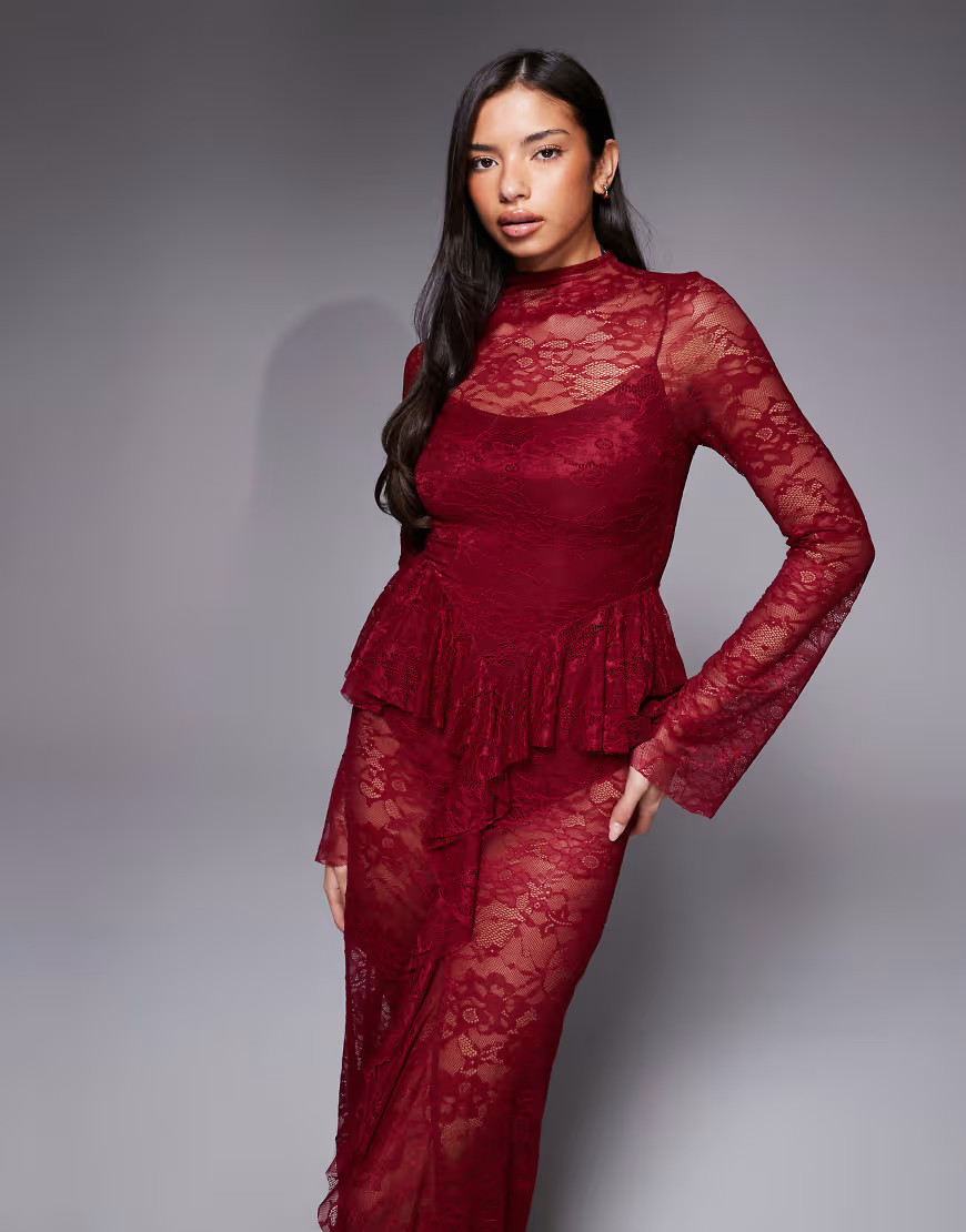 ASOS DESIGN – Hochgeschlossenes Maxikleid aus transparenter Spitze in Himbeerrot mit Schößchen und Body-Futter-Schwarz | ASOS (Global)