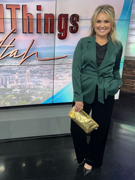 Styled Cammi for a fun Holiday look in a festive green

Use code DARCY10 to save 10% 

Green tie front jacket tts
Black velvet pant tts
Black slouchy tee
Black  gold studs Cecelia NEw york flats 

Gold metallic clutch - Save 20% DARCY20

Julie Vos ring 



#LTKover40 #LTKstyletip #LTKHoliday