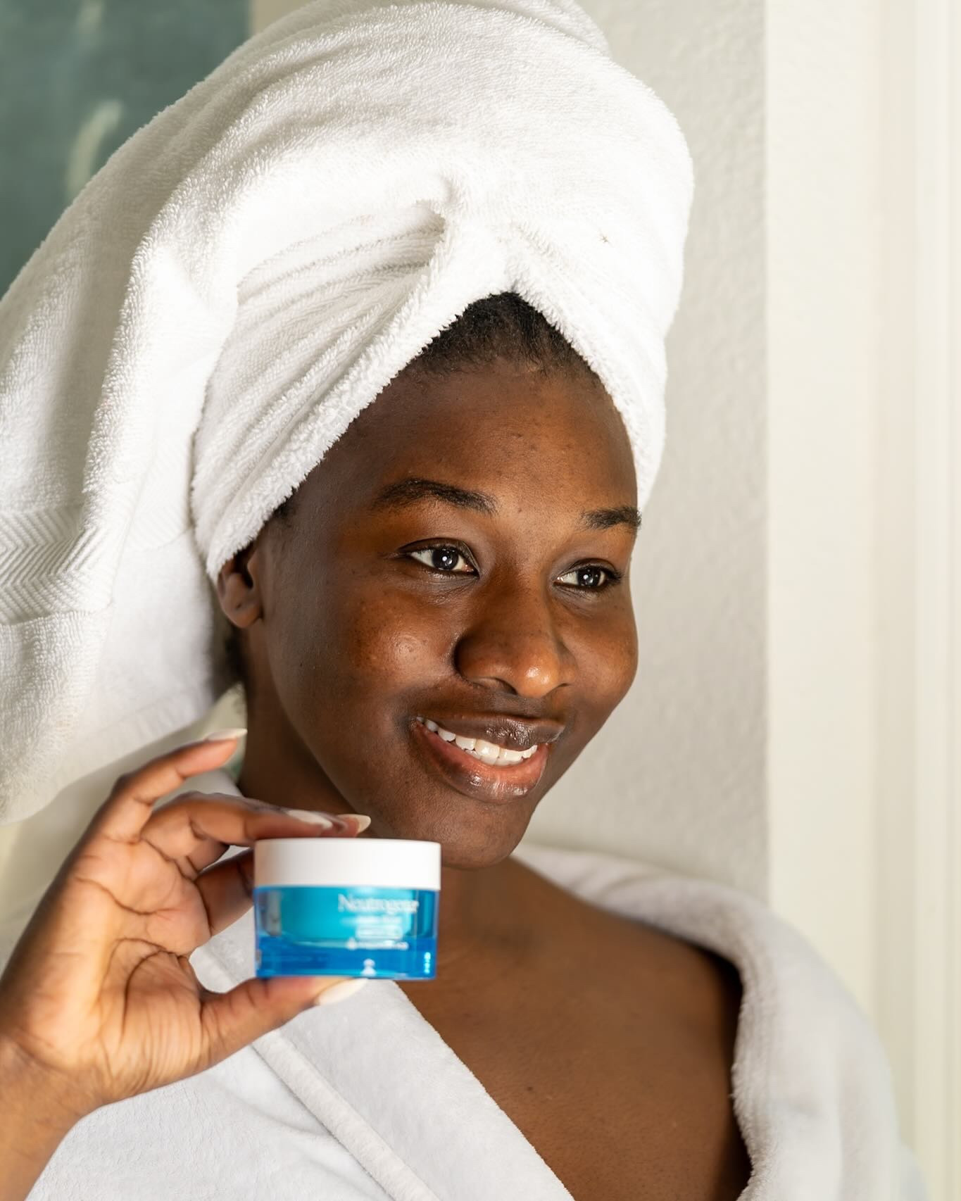 ✨ Obsessed with my Neutrogena glow-up! 💙 This little jar has completely transformed my skin journey! Been using it for just two weeks and my skin is literally DRINKING this moisture up! ✨ No more dry patches or dull days—just plump, bouncy skin that looks filtered IRL! 👏🏽 Definitely adding this to my holy grail products! Drop a 💧 if you’re part of the hydration nation too! #SkinTok #GlowGetter #NeutrogenaPartner #SelfCareSunday