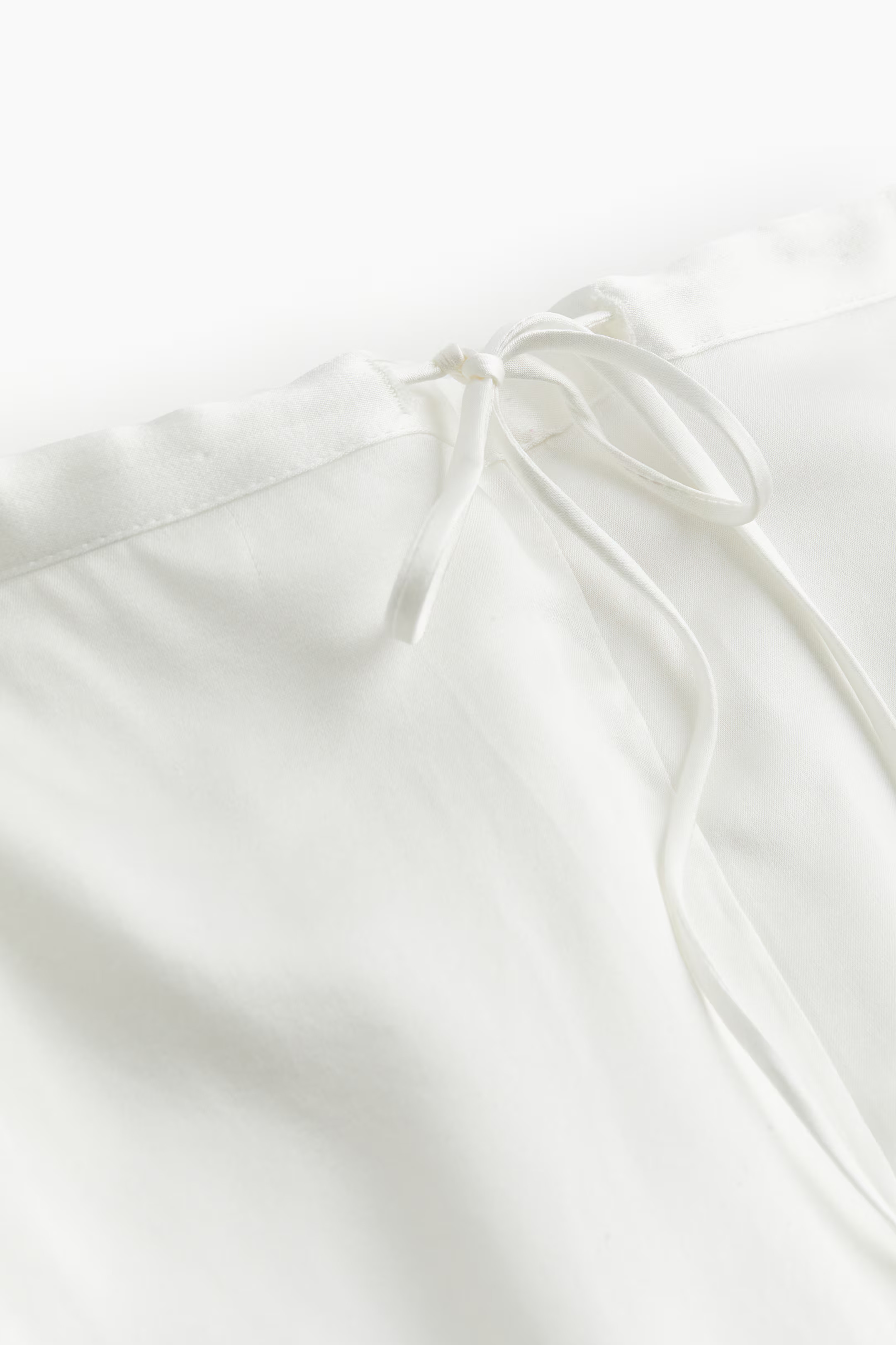Silk-blend satin shorts - White - Ladies | H&M GB | H&M (UK, MY, IN, SG, PH, TW, HK)