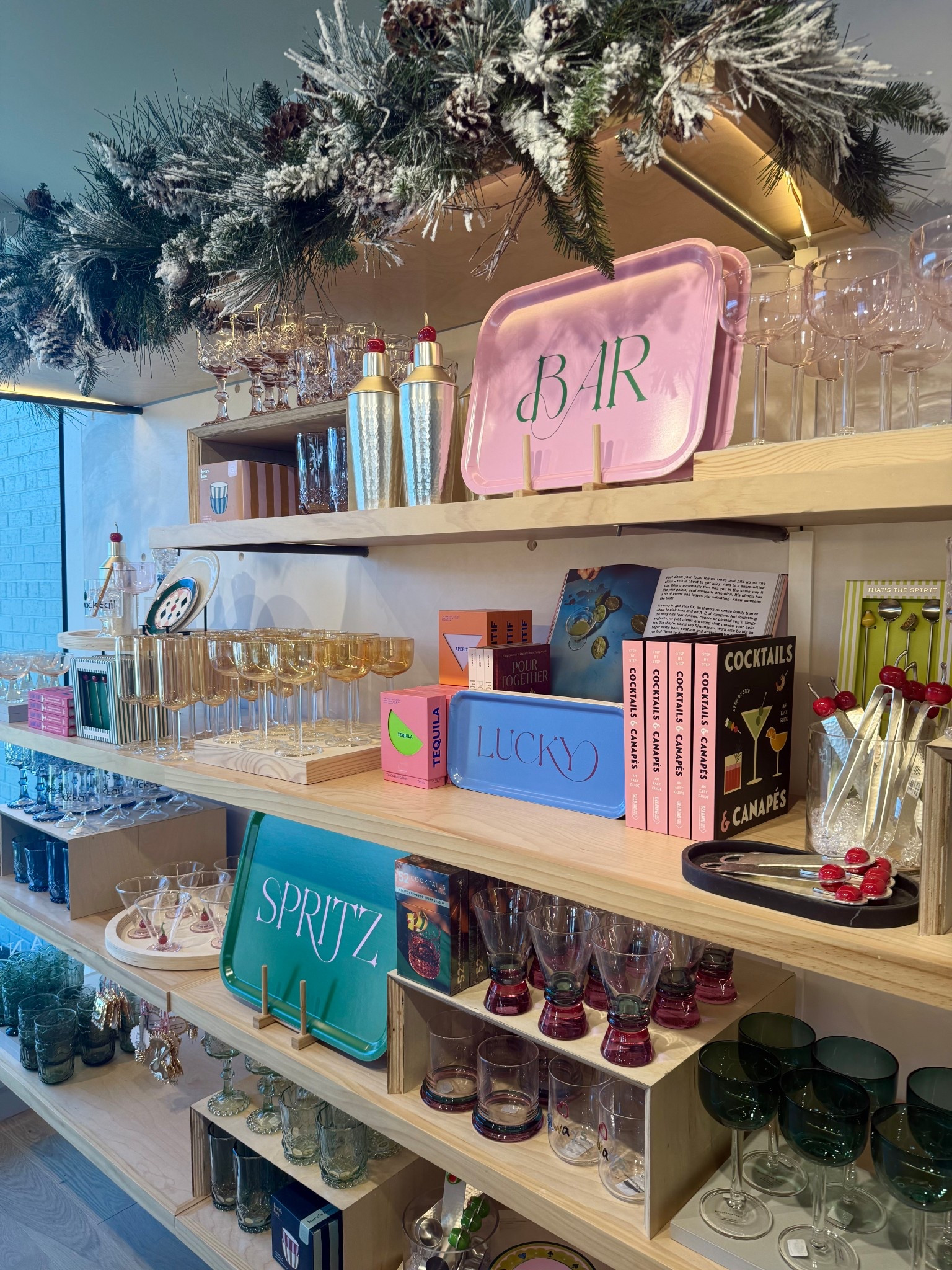 Anthro Holiday Section ✨✨


Bar cart
Home decor
Kitchen decor
Anthropologie new arrivals
Bar decor
Coffee table book
Tray
Fun glasses
Glassware
Cool glassware

#LTKHome #LTKHoliday #LTKGiftGuide