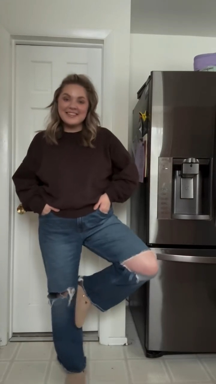 Midsize SAHM OOTD 

Top- Large 
jeans - 34

Comment SAHM below to receive a DM with the link to this post on my LTK ⬇ https://liketk.it/5KoVF #ltkfindsunder50 #ltkmidsize #ltkdayinmylife

#LTKSaleAlert #LTKMidsize #LTKSeasonal