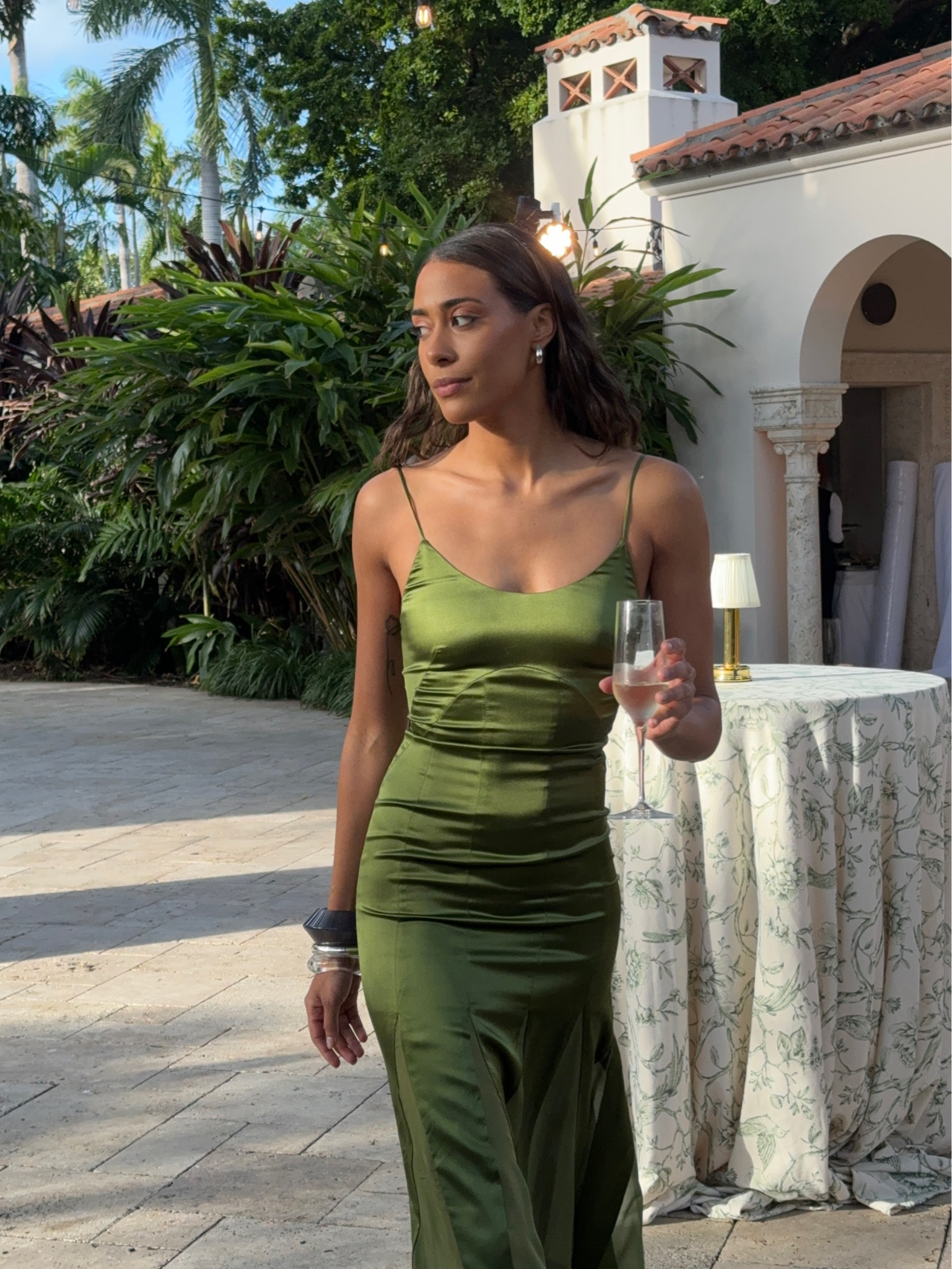 Flower wedding stage hi-res stock photography and images - Alamy, image size:1181x1575