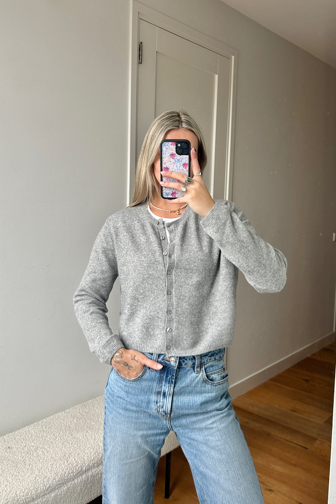 Day 9 🤍

I love to wear cardigans lately. They are perfect for layering and just add a cute touch to your outfit. Plus they're very comfy! 

#LTKGift 

Cardigan outfit, basic fashion, capsule wardrobe 