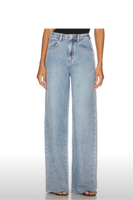 Love these wide leg jeans 
