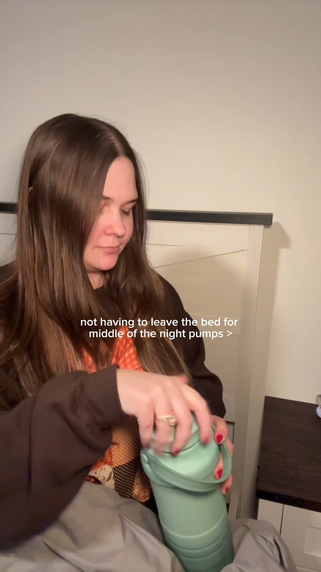 middle of the night pumping isn’t quite as bad when I don’t have to leave the bed haha #momcozypartner #momcozy #momcozymilkcooler #portablemilkcooler #pumpingmom #pumpandpour 