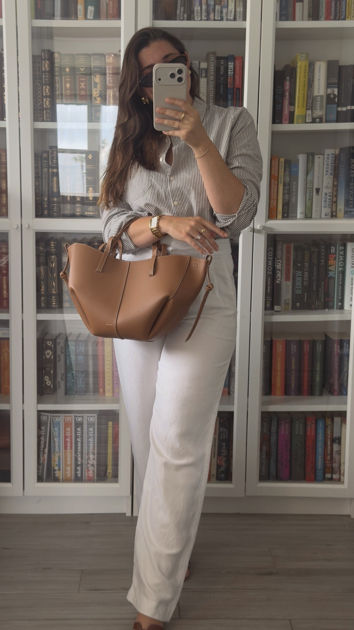 Look du Jour 🤍

Shirt: @SEZANE Tomboy shirt, linked similar options if sold out 
Bag: Polène Cyme Mini
Pants: @Aritzia Effortless Pants 
Shoes: Les Tropeziennes, linked similar options

#LTKootd #LTKgrwm #LTKdayinmylife