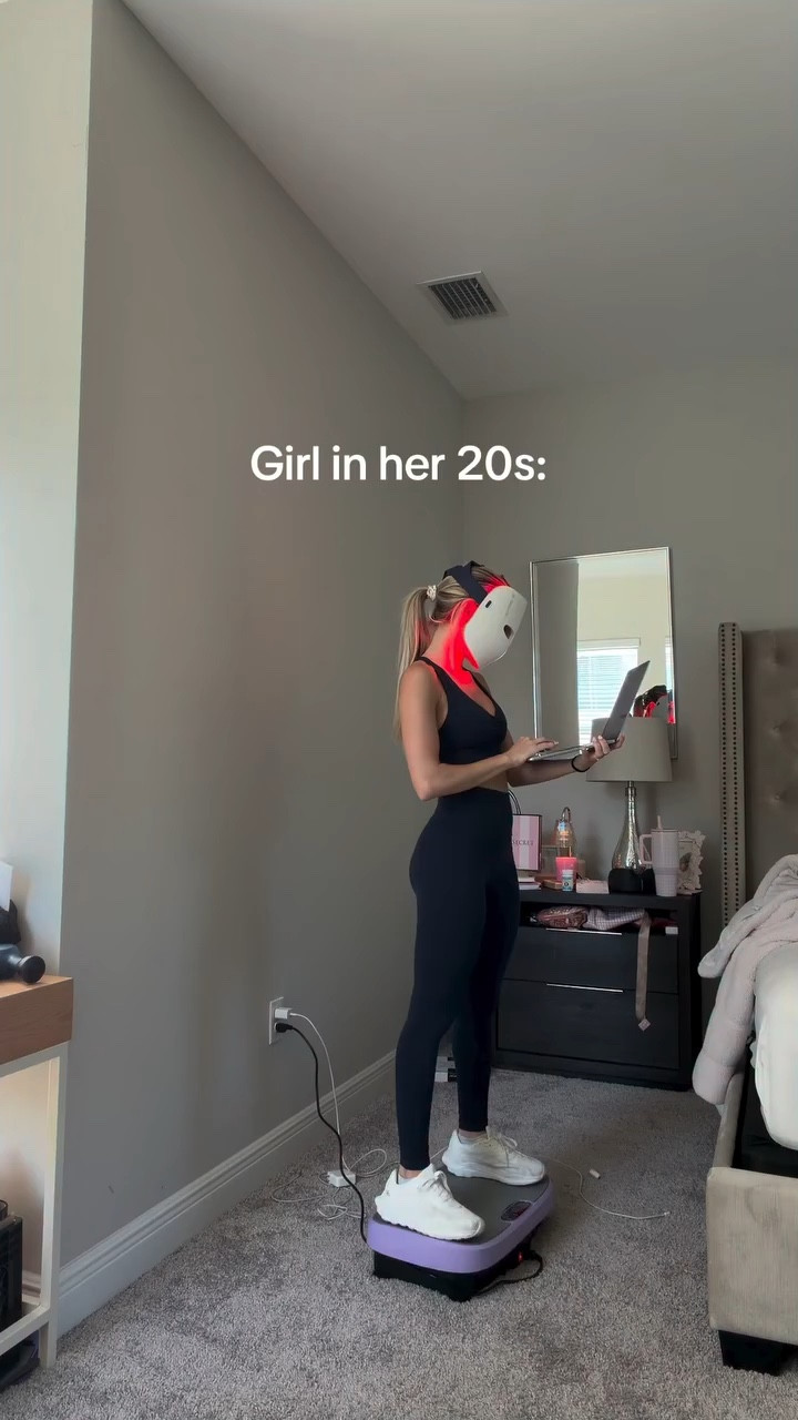 Comment SHOP for Cashew’s lifestyle
(or the vibration plate + red light mask I guess)

Set is: @paragonfitwear