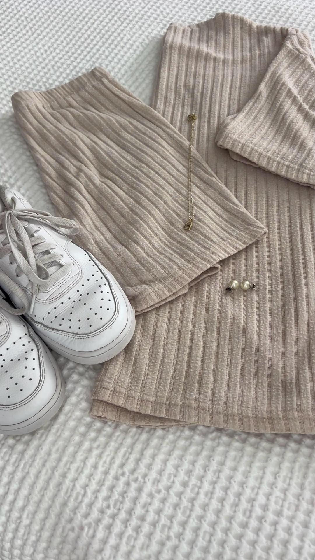 Ready for takeoff in style ✈️ This ribbed set is soft, stretchy, and perfect for long travel days 💤  just add your favorite jewelry and sneakers for an effortlessly polished airport look.
#TravelStyle #AirportOutfit #CozyAndChic #NeutralTones #EasyOutfits #JetsetterVibes