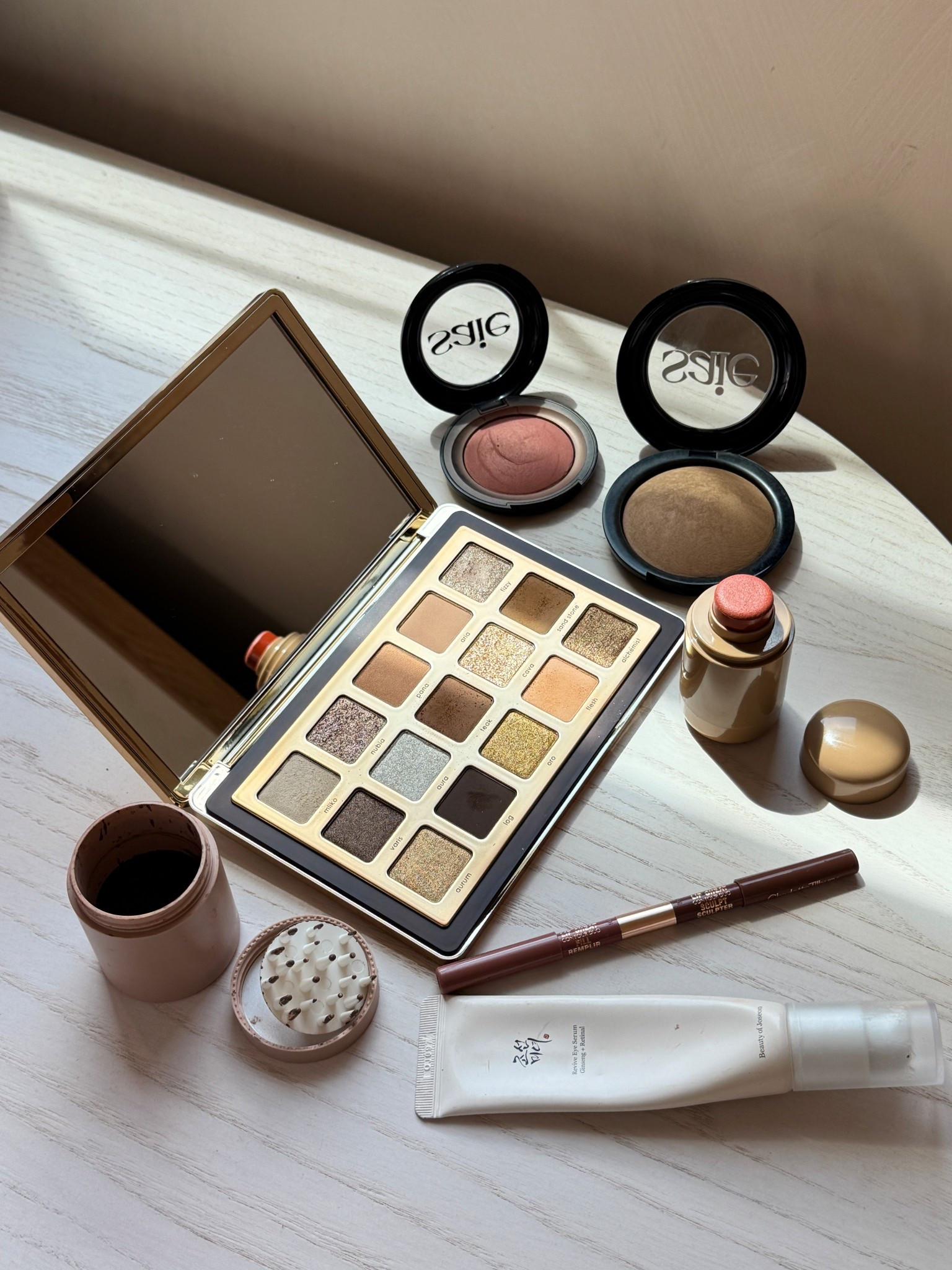 Beauty favs for March 

Blush-Caio 
Bronzer -Napoli 
Cream Blush - Sun soak 
Lip liner - warm sepia 
Freckle stamp chocolate ( I apply then tap out quickly with my finger to blend them a bit ) works best if used before you set makeup with powder. 
