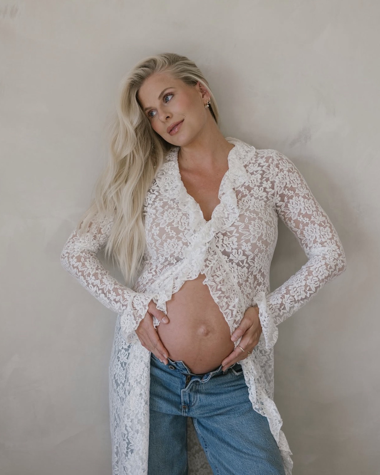SIZE: large in top, 30 in jeans (sized up for pregnancy), code “KPGS20!” for discount on pointer finger ring, code KATHLEEN20 for discount on earrings. #kathleenpost

Maternity shoot outfit, neutral look, bump friendly, maternity look