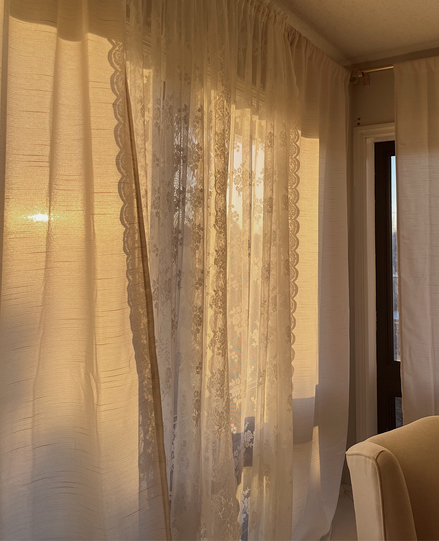 My favorite feminine curtains & curtain rods 