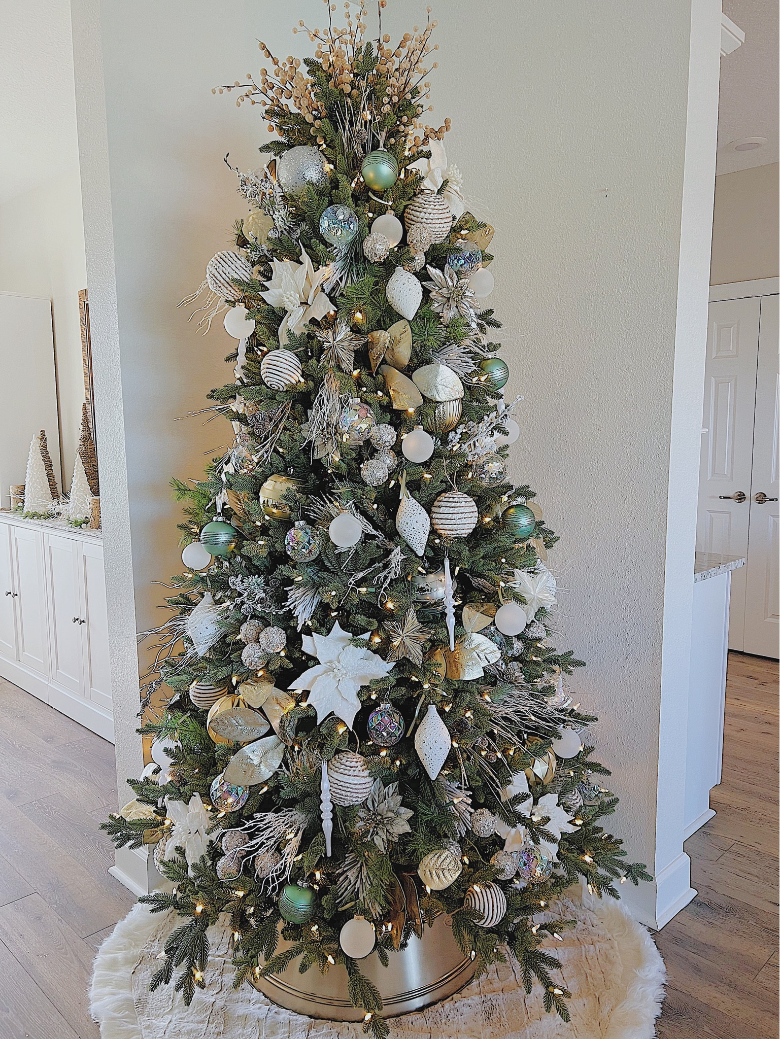  Christmas tree reveal!
#christmastree #christmaadecor #holidaydecor #livingroom #christmastreeidea #christmastree idea #neutralchristmastree

#LTKSeasonal #LTKHoliday #LTKhome