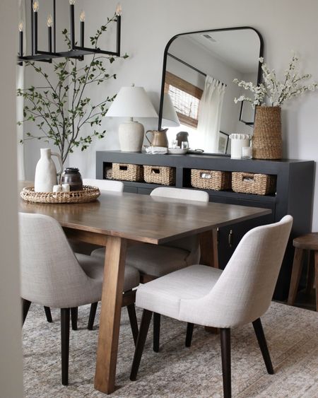 Neutral dining room 🤎


Dining room, dining room furniture, dining room decor, dining chairs, chandelier, area rug, neutral rug 

#LTKHome