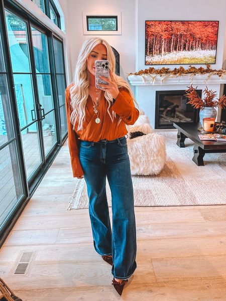 Love this fall fit 🍁 wearing a medium in top and jeans run tts 