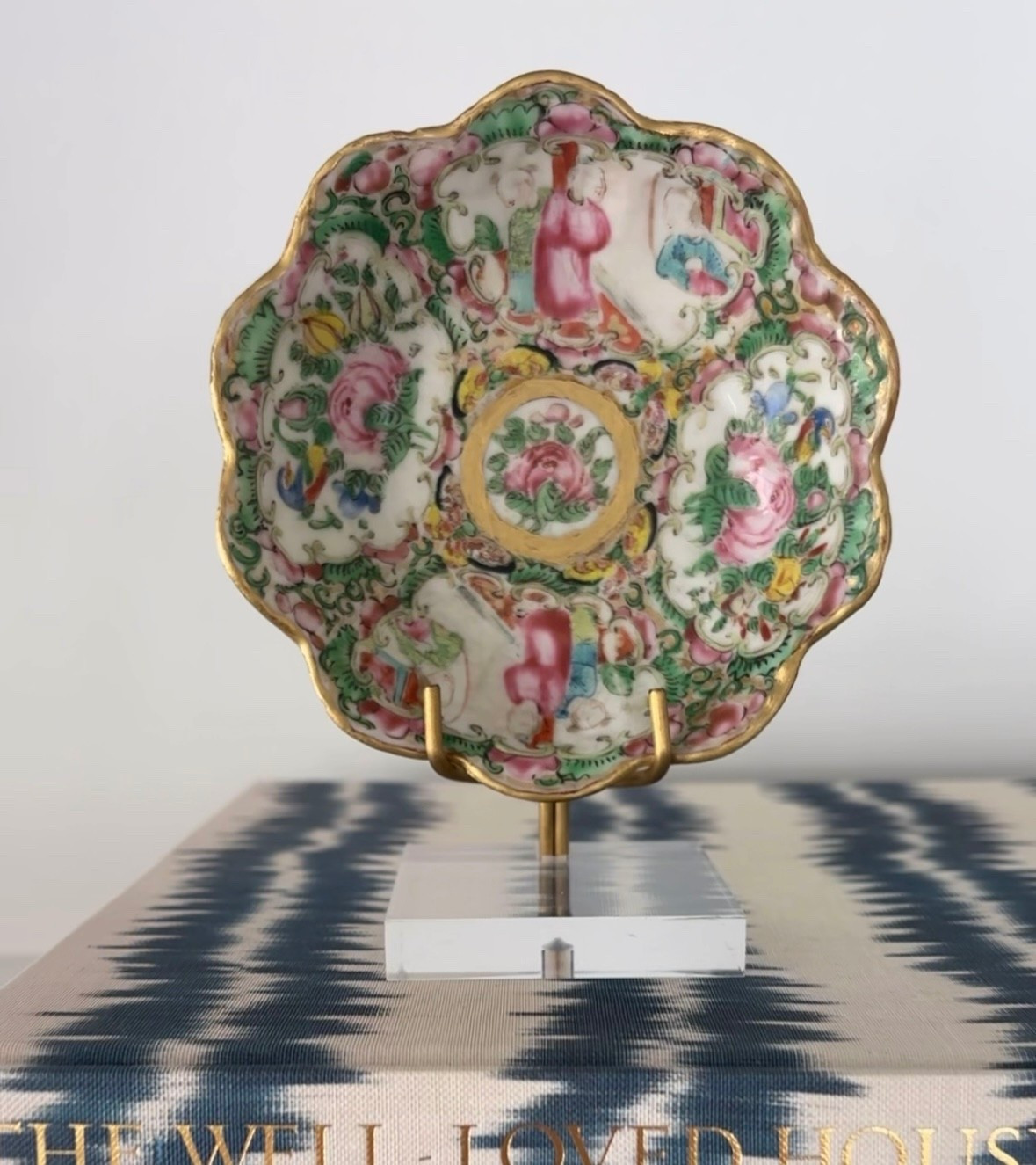 Easel for plates / art 
Built in accessories 
Styling 
