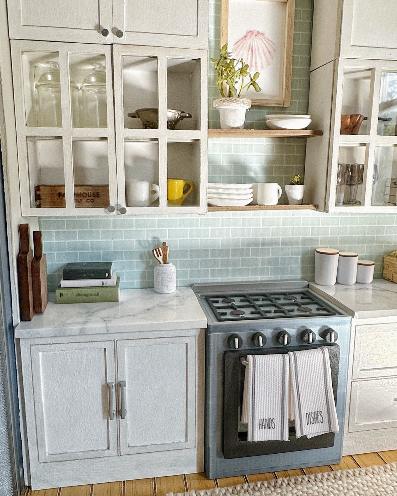 Some tiny kitchen details 😊

#miniatures #dollhouse #tinythings #dollhouseminis