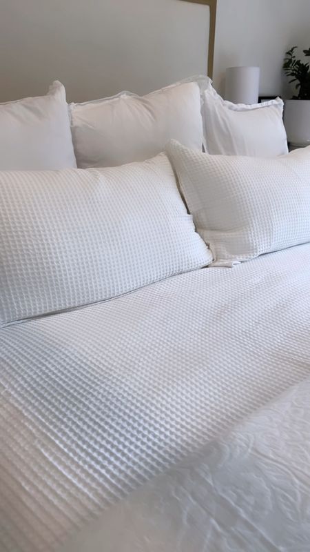 Gorgeous clean white bedding. 


White comforter
White duvet
White sheets
Bedspread 

#LTKHome #LTKFindsUnder100