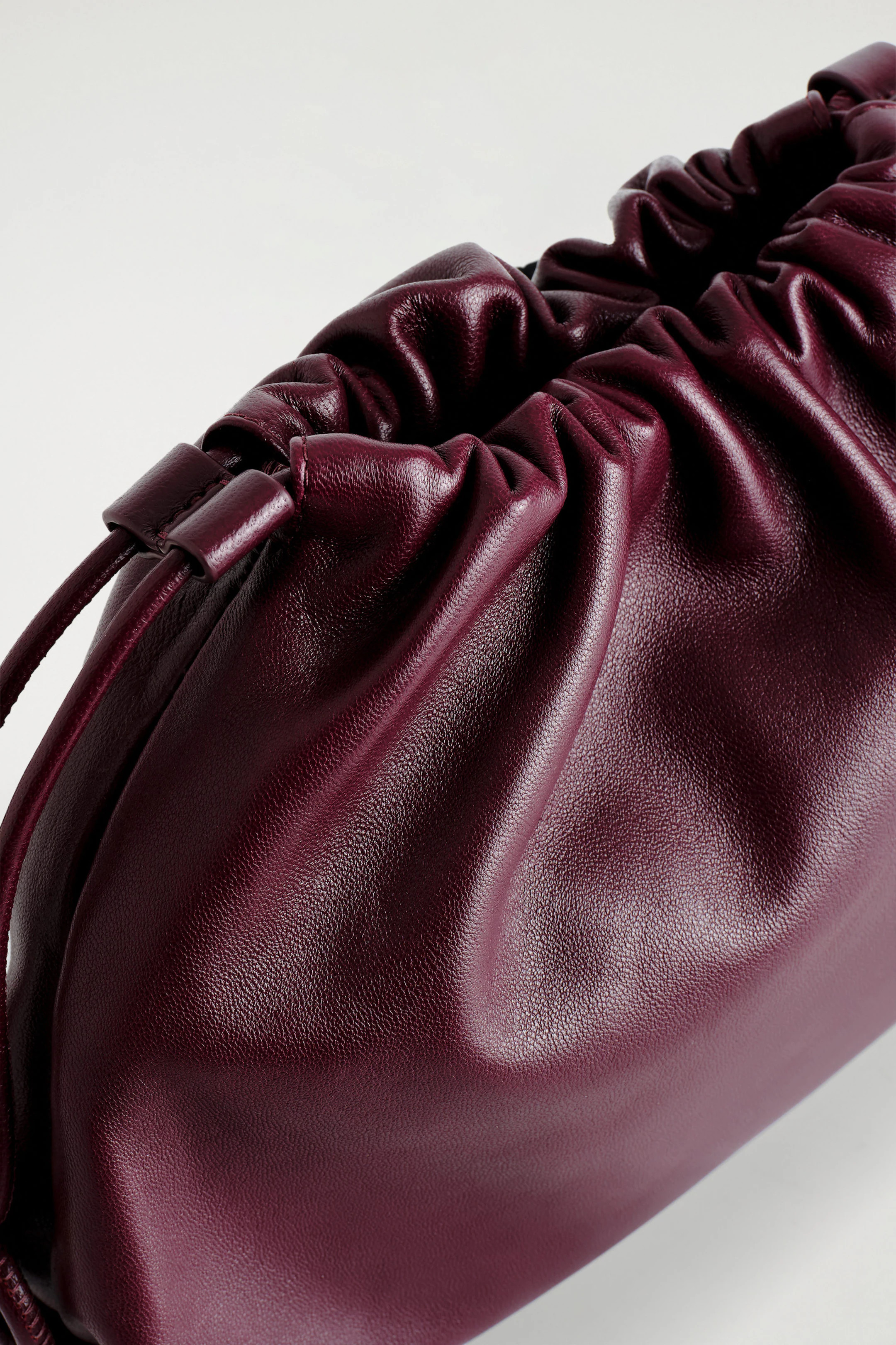 MINI CAVATELLI CLUTCH BAG - LEATHER - BORDEAUX | COS GB | COS UK