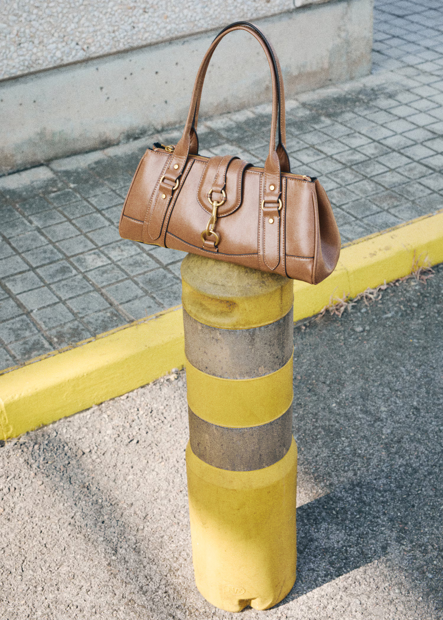 Medium shoulder bag with snap hook - Women | MANGO United Kingdom | MANGO (UK)