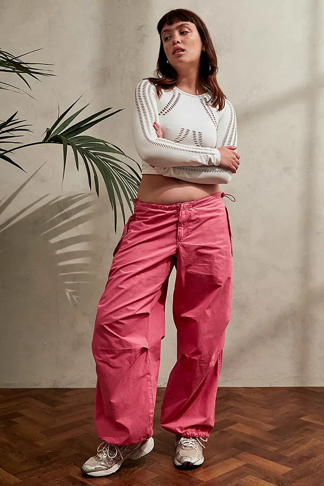 iets frans... Pink Baggy Tech Pants | Urban Outfitters (EU)