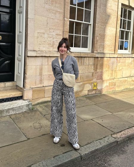 Styling Printed trousers with uniqlo crochet bag