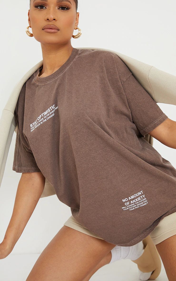 T-shirt chocolat délavé à manches courtes et slogan Stay Optimistic imprimé en petit | PrettyLittleThing (FR)