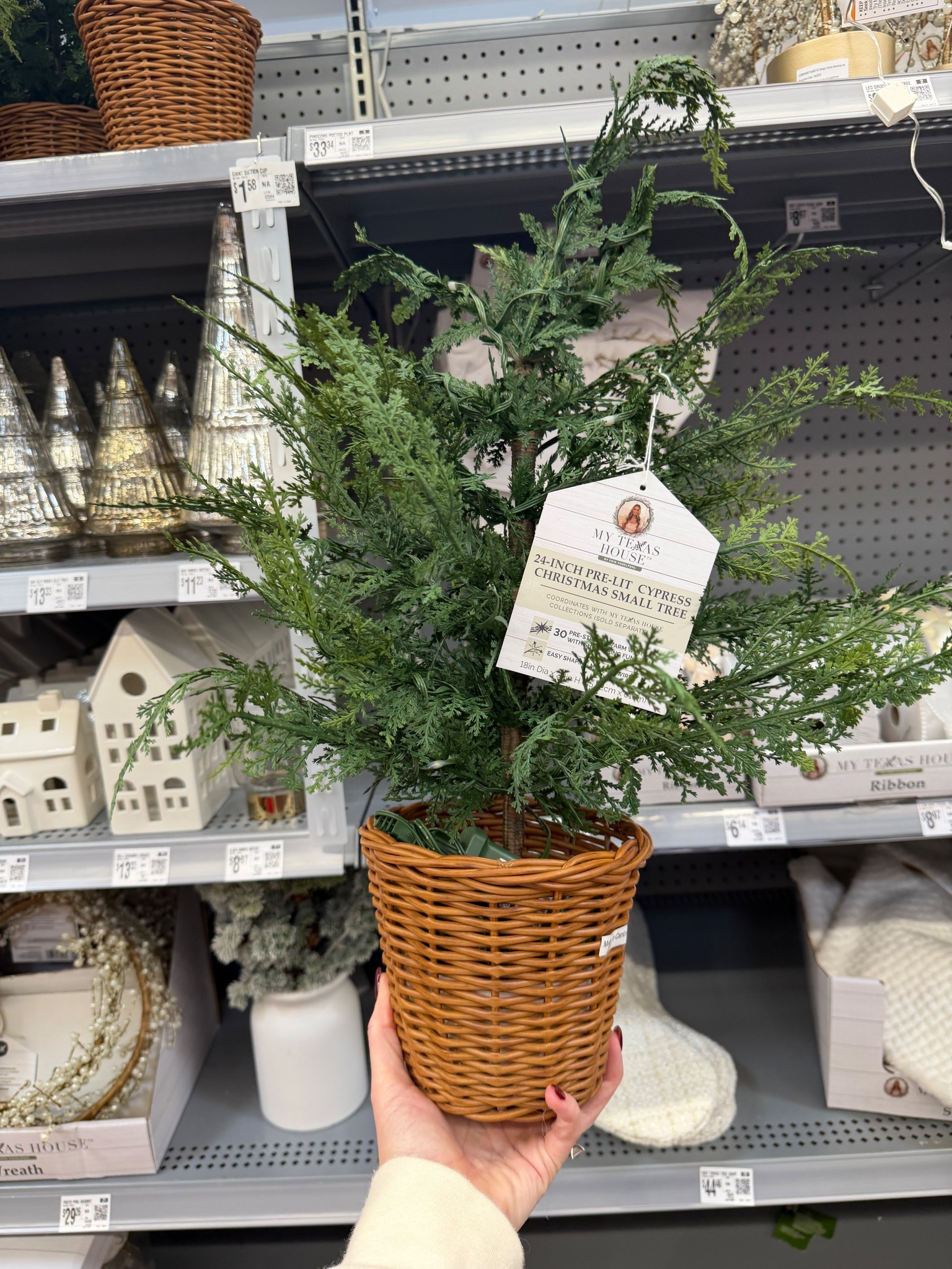 Cute 24’ pre lit Christmas tree. Perfect for table or mantel space or used with other cypress trees for a corner room look!

Holiday decor. Christmas tree. Christmas decor. Pre lit Christmas 