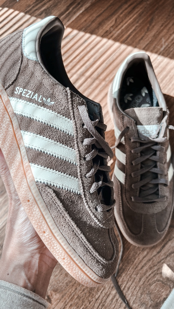 Scroll ⬇️ to shop & follow for more! 🫶🏼 

The IT sneaker for fall, Seasonal sneaks, autumn for your feet

#adidas #fallfashion #winterlooks #sneakers #spezial #fallforyourfeet

#LTKSeasonal #LTKShoeCrush