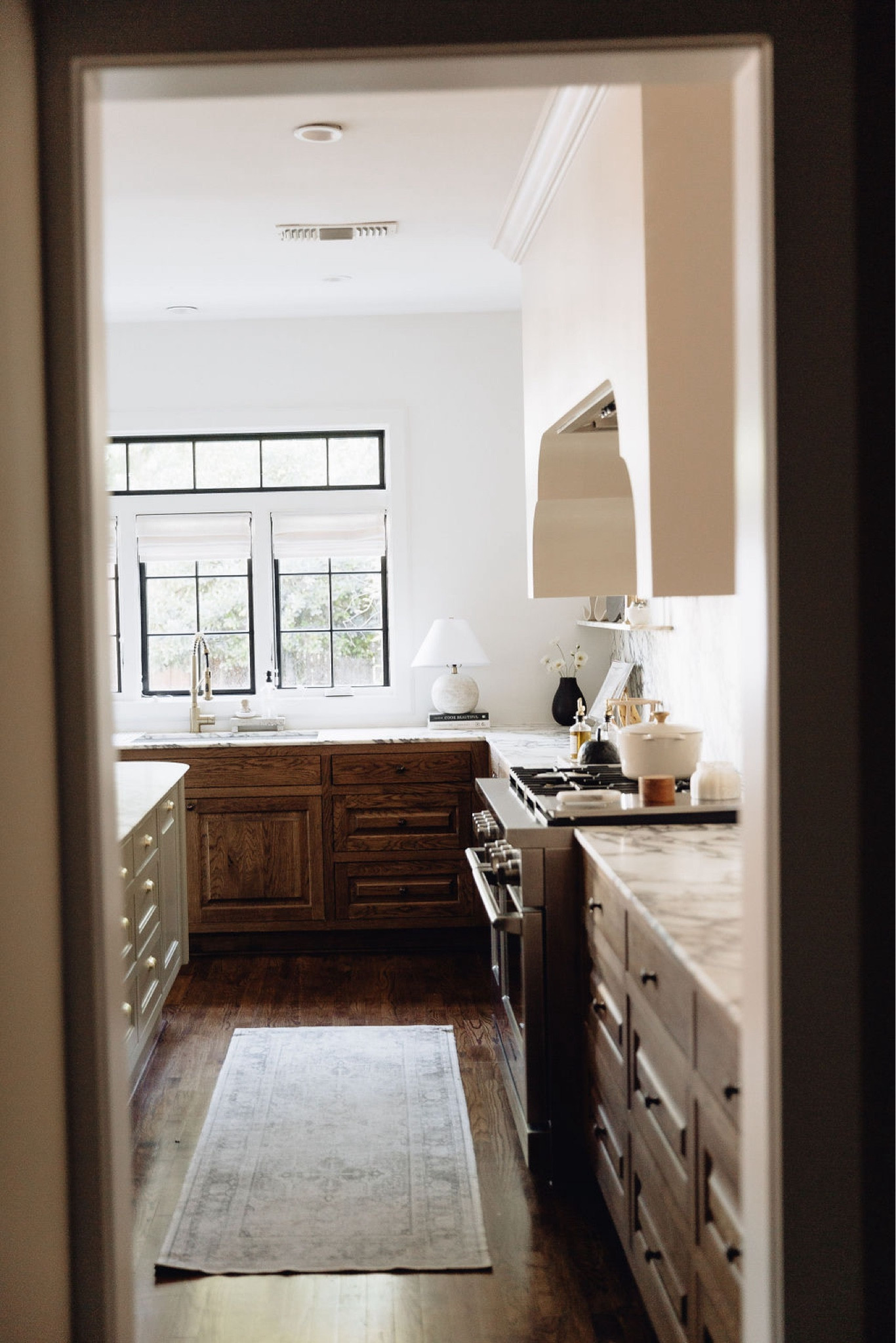 Kitchen // kitchen decor, countertop decorative objects, utensil holder, bar stools, kitchen table, dining nook, dining chairs, modern home decor, modern decor, tablescape, modern home decor, neutral home decor, dining room, dining room decor, neutrals, neutral home, decor, modern, minimalist, minimalist style, wall hanging decor, boho decor, neutrals, interior, interior design 
