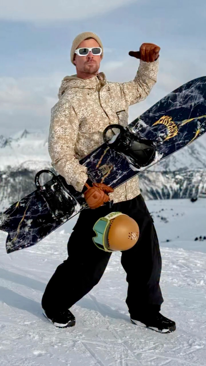 Chris Hemsworth's snowboard outfit 

 #LTKActive #LTKOver40 #LTKMens