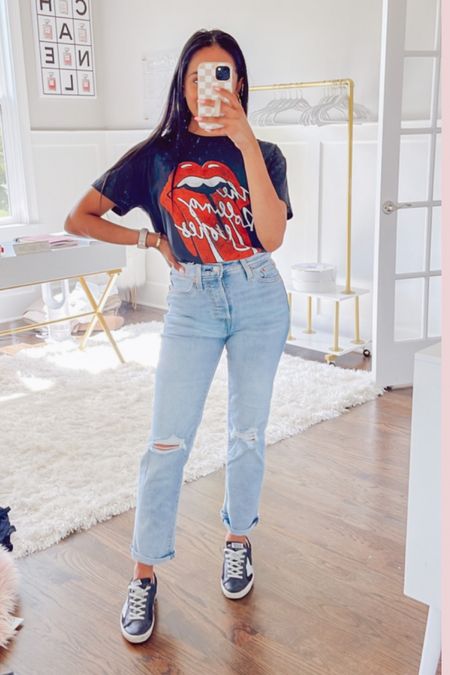 Graphic tee
Jeans
Levi’s 
Mom jeans


#LTKunder50 #LTKsalealert #LTKstyletip