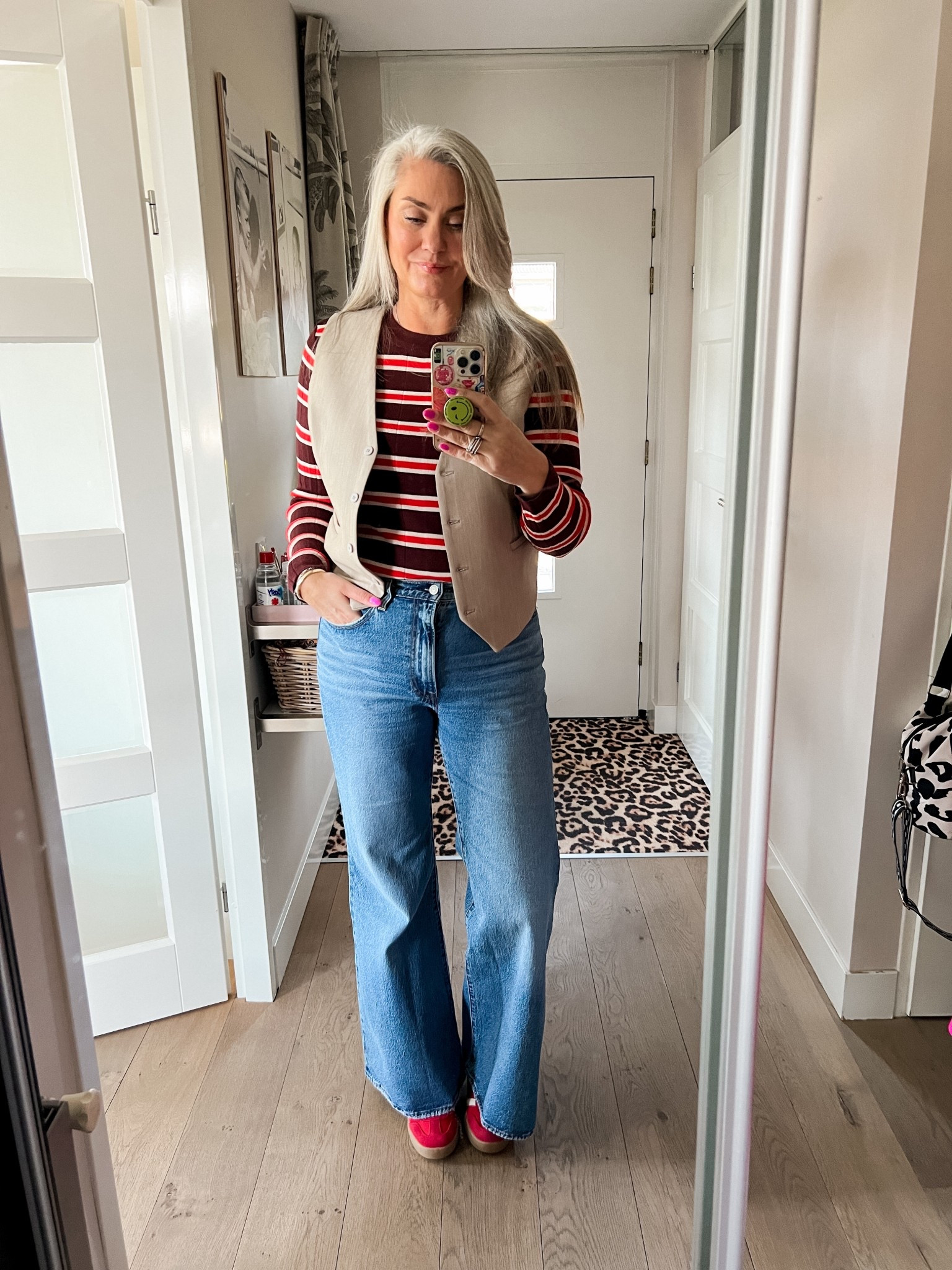 OOTD - Zaterdag. Bordeauxrood met rood gestreept truitje (L) met een beige gilet (oud, Norah), flared Levi’s jeans (31/34) en rode suède sneakers (tts). 



#LTKnederlands #LTKwinter #LTKeurope
