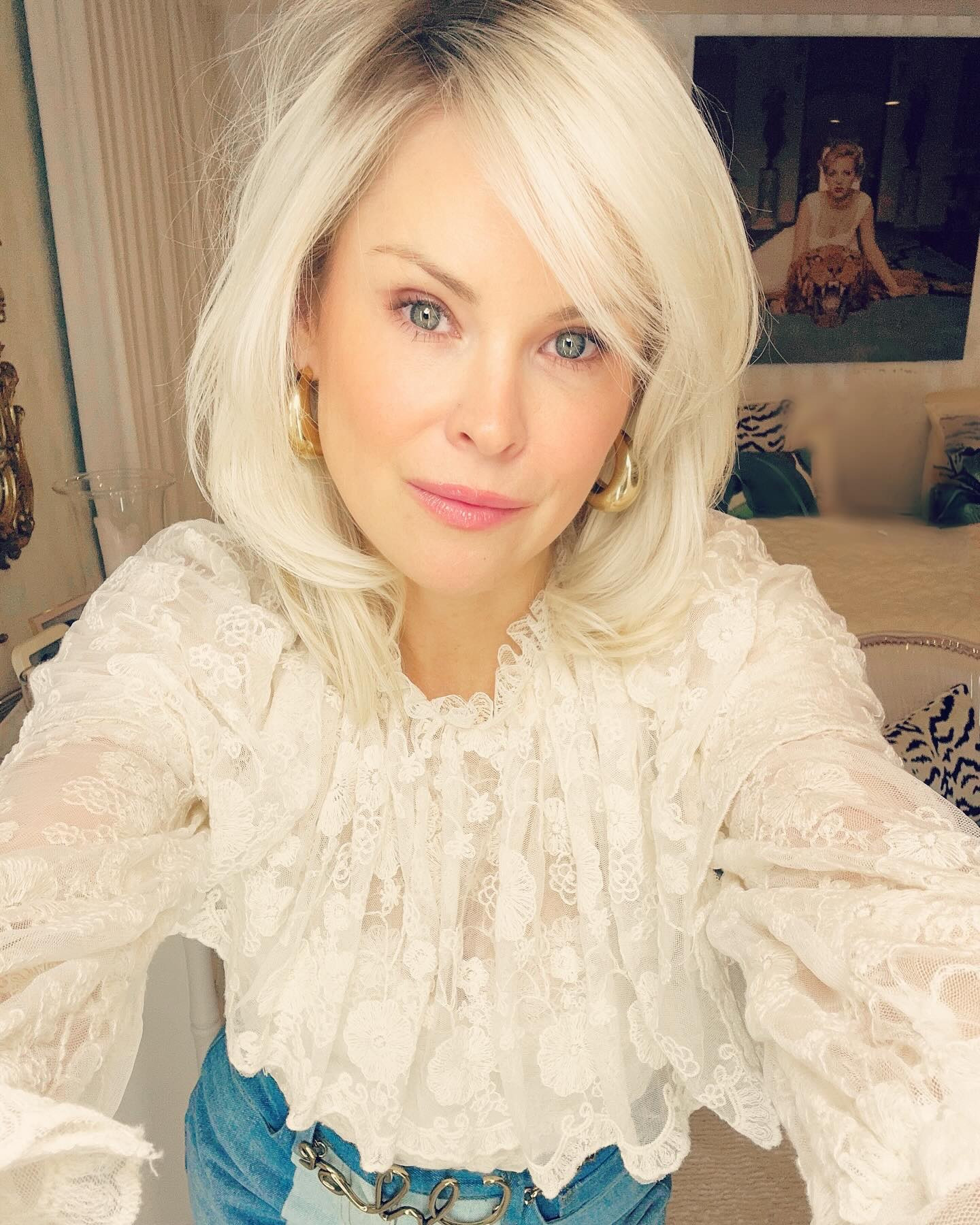 #ootn for dinner 🤍 restocked my favorite top, and swipe right for the first pair of #jeans from my #denim series! Love this pair as they not only make my legs a mile long, but they’re giving me 70s, and look designer. Tap to shop!